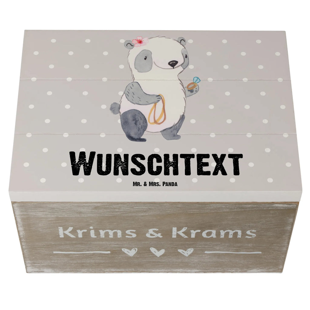 Personalisierte Holzkiste Juwelierin Herz Holzkiste mit Namen, Kiste mit Namen, Schatzkiste mit Namen, Truhe mit Namen, Schatulle mit Namen, Erinnerungsbox mit Namen, Erinnerungskiste, mit Namen, Dekokiste mit Namen, Aufbewahrungsbox mit Namen, Holzkiste Personalisiert, Kiste Personalisiert, Schatzkiste Personalisiert, Truhe Personalisiert, Schatulle Personalisiert, Erinnerungsbox Personalisiert, Erinnerungskiste Personalisiert, Dekokiste Personalisiert, Aufbewahrungsbox Personalisiert, Geschenkbox personalisiert, GEschenkdose personalisiert, Beruf, Ausbildung, Jubiläum, Abschied, Rente, Kollege, Kollegin, Geschenk, Schenken, Arbeitskollege, Mitarbeiter, Firma, Danke, Dankeschön, Juwelierin, Goldschmiedin, Schmuckwarenhändlerin, Schmuckgeschäft, Eröffnung