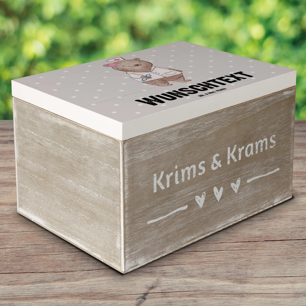 Personalisierte Holzkiste Medizinische Fachangestellte Herz Holzkiste mit Namen, Kiste mit Namen, Schatzkiste mit Namen, Truhe mit Namen, Schatulle mit Namen, Erinnerungsbox mit Namen, Erinnerungskiste, mit Namen, Dekokiste mit Namen, Aufbewahrungsbox mit Namen, Holzkiste Personalisiert, Kiste Personalisiert, Schatzkiste Personalisiert, Truhe Personalisiert, Schatulle Personalisiert, Erinnerungsbox Personalisiert, Erinnerungskiste Personalisiert, Dekokiste Personalisiert, Aufbewahrungsbox Personalisiert, Geschenkbox personalisiert, GEschenkdose personalisiert, Beruf, Ausbildung, Jubiläum, Abschied, Rente, Kollege, Kollegin, Geschenk, Schenken, Arbeitskollege, Mitarbeiter, Firma, Danke, Dankeschön, Arzthelferin, Medizinische Fachangestellte, Sprechstundenhilfe