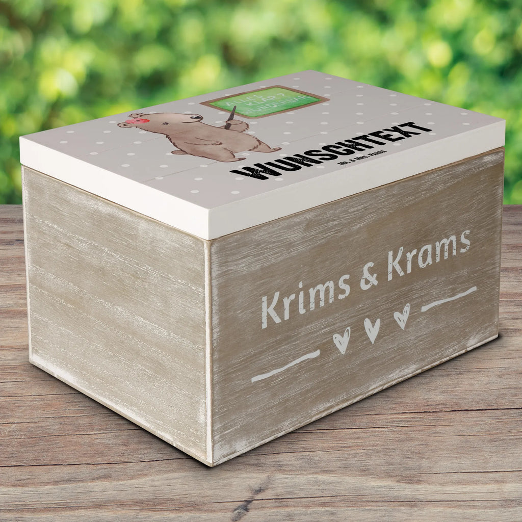 Personalisierte Holzkiste Sachkundelehrerin Herz Holzkiste mit Namen, Kiste mit Namen, Schatzkiste mit Namen, Truhe mit Namen, Schatulle mit Namen, Erinnerungsbox mit Namen, Erinnerungskiste, mit Namen, Dekokiste mit Namen, Aufbewahrungsbox mit Namen, Holzkiste Personalisiert, Kiste Personalisiert, Schatzkiste Personalisiert, Truhe Personalisiert, Schatulle Personalisiert, Erinnerungsbox Personalisiert, Erinnerungskiste Personalisiert, Dekokiste Personalisiert, Aufbewahrungsbox Personalisiert, Geschenkbox personalisiert, GEschenkdose personalisiert, Beruf, Ausbildung, Jubiläum, Abschied, Rente, Kollege, Kollegin, Geschenk, Schenken, Arbeitskollege, Mitarbeiter, Firma, Danke, Dankeschön, Sachkundelehrerin, Sachkundeunterricht, Schule, Grundschule