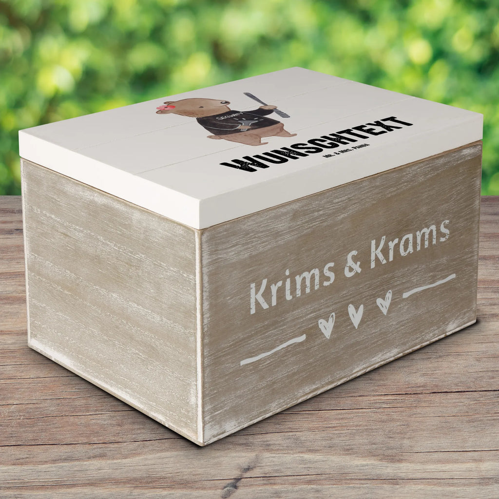 Personalisierte Holzkiste Sicherheitsdienstmitarbeiterin Herz Holzkiste mit Namen, Kiste mit Namen, Schatzkiste mit Namen, Truhe mit Namen, Schatulle mit Namen, Erinnerungsbox mit Namen, Erinnerungskiste, mit Namen, Dekokiste mit Namen, Aufbewahrungsbox mit Namen, Holzkiste Personalisiert, Kiste Personalisiert, Schatzkiste Personalisiert, Truhe Personalisiert, Schatulle Personalisiert, Erinnerungsbox Personalisiert, Erinnerungskiste Personalisiert, Dekokiste Personalisiert, Aufbewahrungsbox Personalisiert, Geschenkbox personalisiert, GEschenkdose personalisiert, Beruf, Ausbildung, Jubiläum, Abschied, Rente, Kollege, Kollegin, Geschenk, Schenken, Arbeitskollege, Mitarbeiter, Firma, Danke, Dankeschön