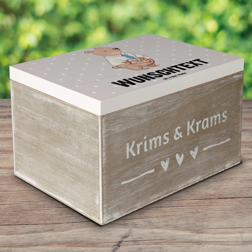 Personalisierte Holzkiste Bankangestellter Herz Holzkiste mit Namen, Kiste mit Namen, Schatzkiste mit Namen, Truhe mit Namen, Schatulle mit Namen, Erinnerungsbox mit Namen, Erinnerungskiste, mit Namen, Dekokiste mit Namen, Aufbewahrungsbox mit Namen, Holzkiste Personalisiert, Kiste Personalisiert, Schatzkiste Personalisiert, Truhe Personalisiert, Schatulle Personalisiert, Erinnerungsbox Personalisiert, Erinnerungskiste Personalisiert, Dekokiste Personalisiert, Aufbewahrungsbox Personalisiert, Geschenkbox personalisiert, GEschenkdose personalisiert, Beruf, Ausbildung, Jubiläum, Abschied, Rente, Kollege, Kollegin, Geschenk, Schenken, Arbeitskollege, Mitarbeiter, Firma, Danke, Dankeschön, Bankangestellter, Bankfachmann, Bänker, Bankberater