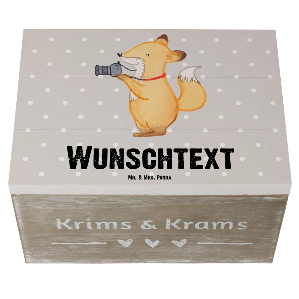 Personalisierte Holzkiste Fotograf Herz Holzkiste mit Namen, Kiste mit Namen, Schatzkiste mit Namen, Truhe mit Namen, Schatulle mit Namen, Erinnerungsbox mit Namen, Erinnerungskiste, mit Namen, Dekokiste mit Namen, Aufbewahrungsbox mit Namen, Holzkiste Personalisiert, Kiste Personalisiert, Schatzkiste Personalisiert, Truhe Personalisiert, Schatulle Personalisiert, Erinnerungsbox Personalisiert, Erinnerungskiste Personalisiert, Dekokiste Personalisiert, Aufbewahrungsbox Personalisiert, Geschenkbox personalisiert, GEschenkdose personalisiert, Beruf, Ausbildung, Jubiläum, Abschied, Rente, Kollege, Kollegin, Geschenk, Schenken, Arbeitskollege, Mitarbeiter, Firma, Danke, Dankeschön, Fotograf, Fotoreporter, Hobbyfotograf, Hochzeitsfotograf, Fotografie, Profi Fotograf