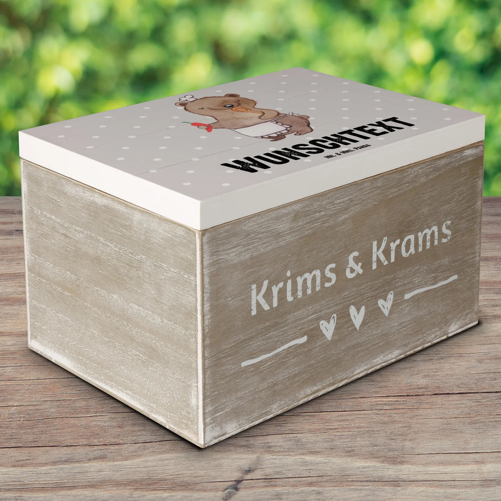 Personalisierte Holzkiste Koch mit Herz Holzkiste mit Namen, Kiste mit Namen, Schatzkiste mit Namen, Truhe mit Namen, Schatulle mit Namen, Erinnerungsbox mit Namen, Erinnerungskiste, mit Namen, Dekokiste mit Namen, Aufbewahrungsbox mit Namen, Holzkiste Personalisiert, Kiste Personalisiert, Schatzkiste Personalisiert, Truhe Personalisiert, Schatulle Personalisiert, Erinnerungsbox Personalisiert, Erinnerungskiste Personalisiert, Dekokiste Personalisiert, Aufbewahrungsbox Personalisiert, Geschenkbox personalisiert, GEschenkdose personalisiert, Beruf, Ausbildung, Jubiläum, Abschied, Rente, Kollege, Kollegin, Geschenk, Schenken, Arbeitskollege, Mitarbeiter, Firma, Danke, Dankeschön, Koch, Chefkoch, Küchenchef, Küchenmeister, Schiffskoch, Sternekoch, Fernsehkoch, Restaurant