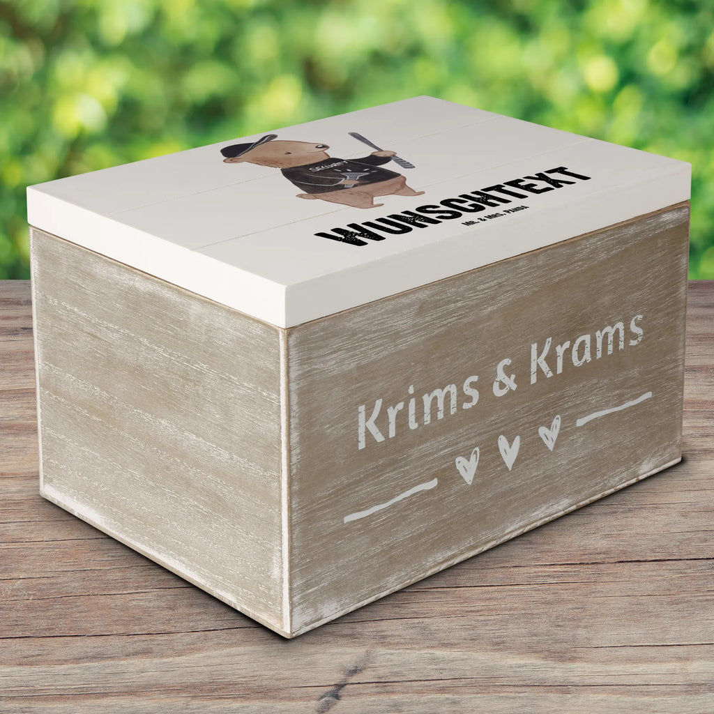 Personalisierte Holzkiste Personenschützer mit Herz Holzkiste mit Namen, Kiste mit Namen, Schatzkiste mit Namen, Truhe mit Namen, Schatulle mit Namen, Erinnerungsbox mit Namen, Erinnerungskiste, mit Namen, Dekokiste mit Namen, Aufbewahrungsbox mit Namen, Holzkiste Personalisiert, Kiste Personalisiert, Schatzkiste Personalisiert, Truhe Personalisiert, Schatulle Personalisiert, Erinnerungsbox Personalisiert, Erinnerungskiste Personalisiert, Dekokiste Personalisiert, Aufbewahrungsbox Personalisiert, Geschenkbox personalisiert, GEschenkdose personalisiert, Beruf, Ausbildung, Jubiläum, Abschied, Rente, Kollege, Kollegin, Geschenk, Schenken, Arbeitskollege, Mitarbeiter, Firma, Danke, Dankeschön, Bodyguard, Personenschützer