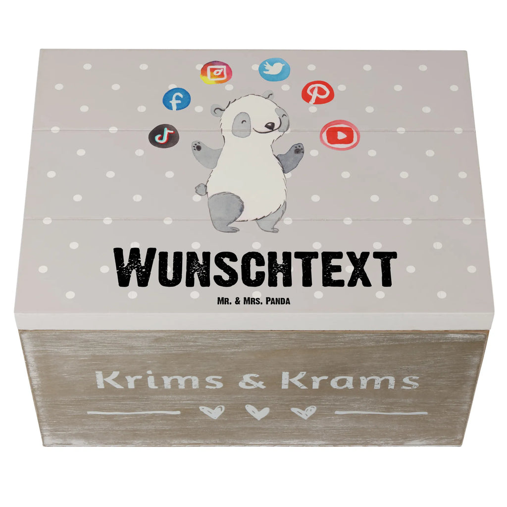 Personalisierte Holzkiste Social Media Manager Herz Holzkiste mit Namen, Kiste mit Namen, Schatzkiste mit Namen, Truhe mit Namen, Schatulle mit Namen, Erinnerungsbox mit Namen, Erinnerungskiste, mit Namen, Dekokiste mit Namen, Aufbewahrungsbox mit Namen, Holzkiste Personalisiert, Kiste Personalisiert, Schatzkiste Personalisiert, Truhe Personalisiert, Schatulle Personalisiert, Erinnerungsbox Personalisiert, Erinnerungskiste Personalisiert, Dekokiste Personalisiert, Aufbewahrungsbox Personalisiert, Geschenkbox personalisiert, GEschenkdose personalisiert, Beruf, Ausbildung, Jubiläum, Abschied, Rente, Kollege, Kollegin, Geschenk, Schenken, Arbeitskollege, Mitarbeiter, Firma, Danke, Dankeschön