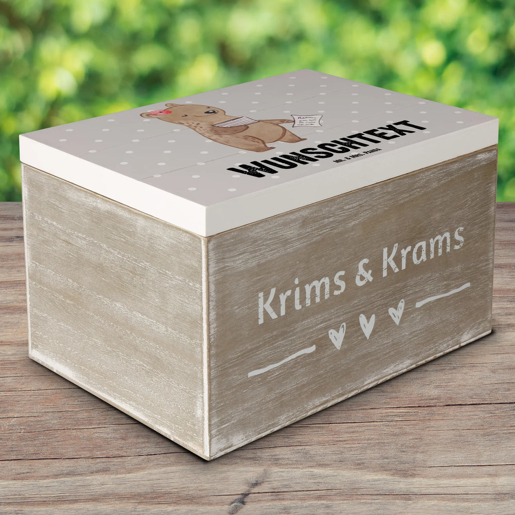 Personalisierte Holzkiste Buchhalterin mit Herz Holzkiste mit Namen, Kiste mit Namen, Schatzkiste mit Namen, Truhe mit Namen, Schatulle mit Namen, Erinnerungsbox mit Namen, Erinnerungskiste, mit Namen, Dekokiste mit Namen, Aufbewahrungsbox mit Namen, Holzkiste Personalisiert, Kiste Personalisiert, Schatzkiste Personalisiert, Truhe Personalisiert, Schatulle Personalisiert, Erinnerungsbox Personalisiert, Erinnerungskiste Personalisiert, Dekokiste Personalisiert, Aufbewahrungsbox Personalisiert, Geschenkbox personalisiert, GEschenkdose personalisiert, Beruf, Ausbildung, Jubiläum, Abschied, Rente, Kollege, Kollegin, Geschenk, Schenken, Arbeitskollege, Mitarbeiter, Firma, Danke, Dankeschön, Buchhalter, in Bürojob, Backoffice Mitarbeiterin, Angestellte