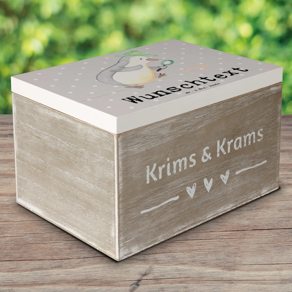 Personalisierte Holzkiste Detektiv Herz Holzkiste mit Namen, Kiste mit Namen, Schatzkiste mit Namen, Truhe mit Namen, Schatulle mit Namen, Erinnerungsbox mit Namen, Erinnerungskiste, mit Namen, Dekokiste mit Namen, Aufbewahrungsbox mit Namen, Holzkiste Personalisiert, Kiste Personalisiert, Schatzkiste Personalisiert, Truhe Personalisiert, Schatulle Personalisiert, Erinnerungsbox Personalisiert, Erinnerungskiste Personalisiert, Dekokiste Personalisiert, Aufbewahrungsbox Personalisiert, Geschenkbox personalisiert, GEschenkdose personalisiert, Beruf, Ausbildung, Jubiläum, Abschied, Rente, Kollege, Kollegin, Geschenk, Schenken, Arbeitskollege, Mitarbeiter, Firma, Danke, Dankeschön, Detektiv, Ermittler, Agent, Privatdetektei, Berufsdetektiv, Wirtschaftsdetektei, Detektivausbildung, Spurensuche