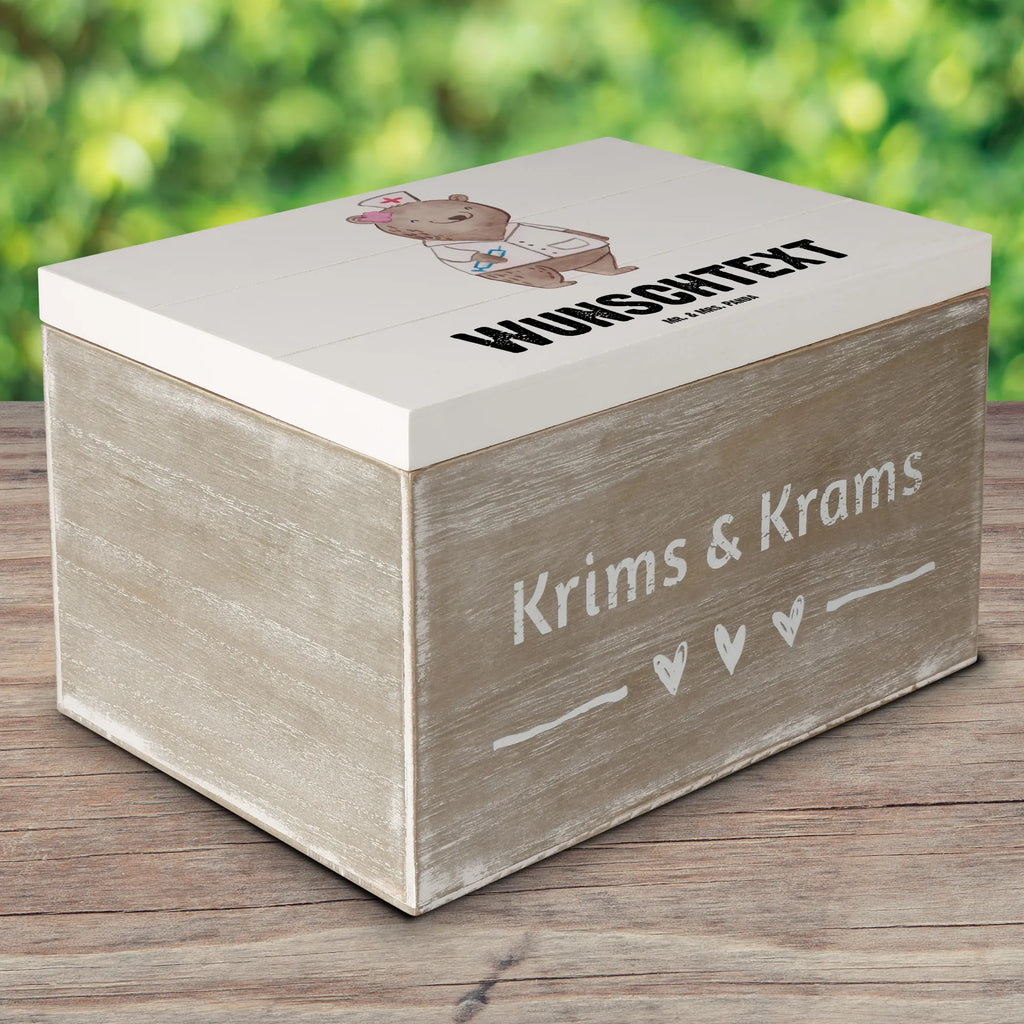 Personalisierte Holzkiste Ärztin Herz Holzkiste mit Namen, Kiste mit Namen, Schatzkiste mit Namen, Truhe mit Namen, Schatulle mit Namen, Erinnerungsbox mit Namen, Erinnerungskiste, mit Namen, Dekokiste mit Namen, Aufbewahrungsbox mit Namen, Holzkiste Personalisiert, Kiste Personalisiert, Schatzkiste Personalisiert, Truhe Personalisiert, Schatulle Personalisiert, Erinnerungsbox Personalisiert, Erinnerungskiste Personalisiert, Dekokiste Personalisiert, Aufbewahrungsbox Personalisiert, Geschenkbox personalisiert, GEschenkdose personalisiert, Beruf, Ausbildung, Jubiläum, Abschied, Rente, Kollege, Kollegin, Geschenk, Schenken, Arbeitskollege, Mitarbeiter, Firma, Danke, Dankeschön, Ärztin, Hausärztin, Medizinerin, Doktorin, Medizinstudium, Doktortitel, Arztpraxis