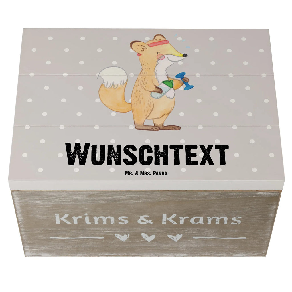 Personalisierte Holzkiste Fuchs Fitness Holzkiste mit Namen, Kiste mit Namen, Schatzkiste mit Namen, Truhe mit Namen, Schatulle mit Namen, Erinnerungsbox mit Namen, Erinnerungskiste, mit Namen, Dekokiste mit Namen, Aufbewahrungsbox mit Namen, Holzkiste Personalisiert, Kiste Personalisiert, Schatzkiste Personalisiert, Truhe Personalisiert, Schatulle Personalisiert, Erinnerungsbox Personalisiert, Erinnerungskiste Personalisiert, Dekokiste Personalisiert, Aufbewahrungsbox Personalisiert, Geschenkbox personalisiert, GEschenkdose personalisiert, Geschenk, Sport, Sportart, Hobby, Schenken, Danke, Dankeschön, Auszeichnung, Gewinn, Sportler, Fitness, Sport treiben, Fitnessstudio, Sportclub, Kraftsport