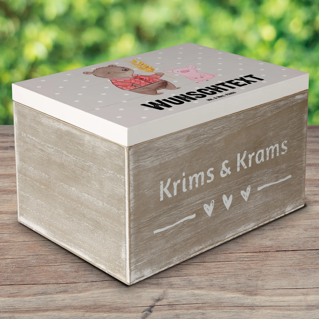 Personalisierte Holzkiste Bauer Herz Holzkiste mit Namen, Kiste mit Namen, Schatzkiste mit Namen, Truhe mit Namen, Schatulle mit Namen, Erinnerungsbox mit Namen, Erinnerungskiste, mit Namen, Dekokiste mit Namen, Aufbewahrungsbox mit Namen, Holzkiste Personalisiert, Kiste Personalisiert, Schatzkiste Personalisiert, Truhe Personalisiert, Schatulle Personalisiert, Erinnerungsbox Personalisiert, Erinnerungskiste Personalisiert, Dekokiste Personalisiert, Aufbewahrungsbox Personalisiert, Geschenkbox personalisiert, GEschenkdose personalisiert, Beruf, Ausbildung, Jubiläum, Abschied, Rente, Kollege, Kollegin, Geschenk, Schenken, Arbeitskollege, Mitarbeiter, Firma, Danke, Dankeschön, Landwirt; Bauer, Tierwirt, Agronom, Farmer, Bauernhof