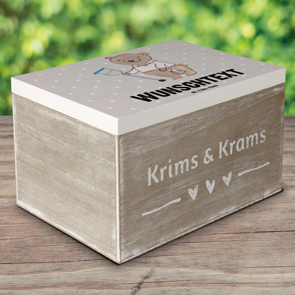 Personalisierte Holzkiste Orthopäde Herz Holzkiste mit Namen, Kiste mit Namen, Schatzkiste mit Namen, Truhe mit Namen, Schatulle mit Namen, Erinnerungsbox mit Namen, Erinnerungskiste, mit Namen, Dekokiste mit Namen, Aufbewahrungsbox mit Namen, Holzkiste Personalisiert, Kiste Personalisiert, Schatzkiste Personalisiert, Truhe Personalisiert, Schatulle Personalisiert, Erinnerungsbox Personalisiert, Erinnerungskiste Personalisiert, Dekokiste Personalisiert, Aufbewahrungsbox Personalisiert, Geschenkbox personalisiert, GEschenkdose personalisiert, Beruf, Ausbildung, Jubiläum, Abschied, Rente, Kollege, Kollegin, Geschenk, Schenken, Arbeitskollege, Mitarbeiter, Firma, Danke, Dankeschön, Orthopäde, Facharzt, Orthopädie, Praxis, Eröffnung