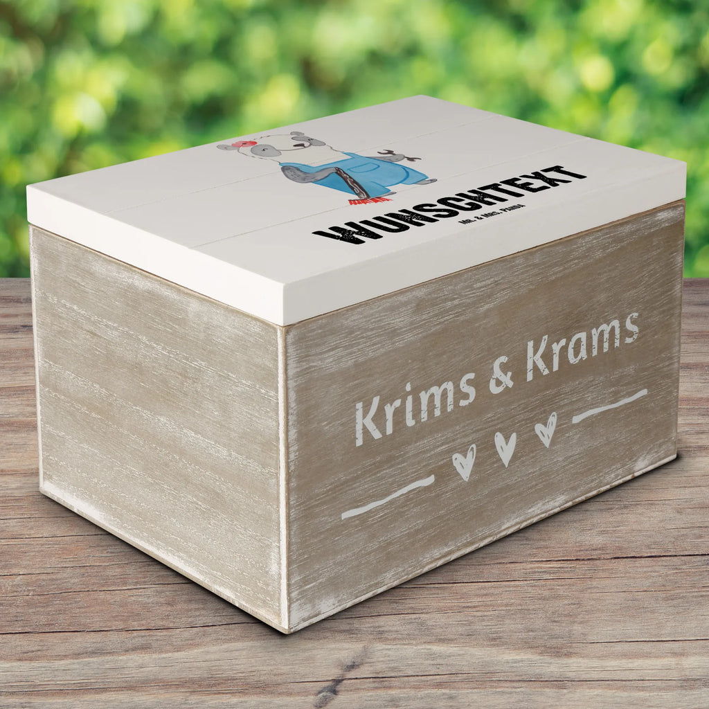 Personalisierte Holzkiste Hausmeisterin Herz Holzkiste mit Namen, Kiste mit Namen, Schatzkiste mit Namen, Truhe mit Namen, Schatulle mit Namen, Erinnerungsbox mit Namen, Erinnerungskiste, mit Namen, Dekokiste mit Namen, Aufbewahrungsbox mit Namen, Holzkiste Personalisiert, Kiste Personalisiert, Schatzkiste Personalisiert, Truhe Personalisiert, Schatulle Personalisiert, Erinnerungsbox Personalisiert, Erinnerungskiste Personalisiert, Dekokiste Personalisiert, Aufbewahrungsbox Personalisiert, Geschenkbox personalisiert, GEschenkdose personalisiert, Beruf, Ausbildung, Jubiläum, Abschied, Rente, Kollege, Kollegin, Geschenk, Schenken, Arbeitskollege, Mitarbeiter, Firma, Danke, Dankeschön, Hausmeisterin, Concierge, Hausverwalterin, Facility Manager