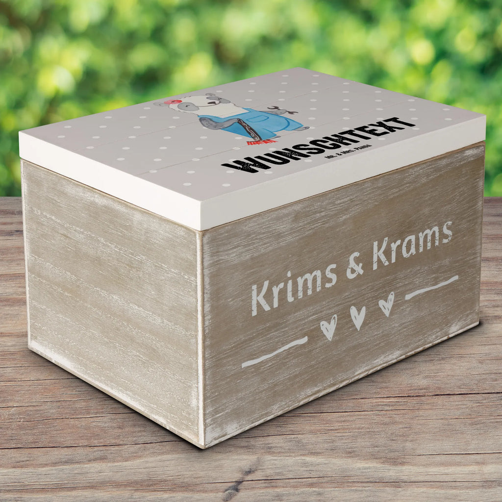 Personalisierte Holzkiste Hausmeisterin Herz Holzkiste mit Namen, Kiste mit Namen, Schatzkiste mit Namen, Truhe mit Namen, Schatulle mit Namen, Erinnerungsbox mit Namen, Erinnerungskiste, mit Namen, Dekokiste mit Namen, Aufbewahrungsbox mit Namen, Holzkiste Personalisiert, Kiste Personalisiert, Schatzkiste Personalisiert, Truhe Personalisiert, Schatulle Personalisiert, Erinnerungsbox Personalisiert, Erinnerungskiste Personalisiert, Dekokiste Personalisiert, Aufbewahrungsbox Personalisiert, Geschenkbox personalisiert, GEschenkdose personalisiert, Beruf, Ausbildung, Jubiläum, Abschied, Rente, Kollege, Kollegin, Geschenk, Schenken, Arbeitskollege, Mitarbeiter, Firma, Danke, Dankeschön, Hausmeisterin, Concierge, Hausverwalterin, Facility Manager