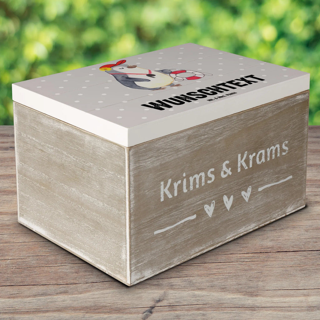 Personalisierte Holzkiste Bademeisterin Herz Holzkiste mit Namen, Kiste mit Namen, Schatzkiste mit Namen, Truhe mit Namen, Schatulle mit Namen, Erinnerungsbox mit Namen, Erinnerungskiste, mit Namen, Dekokiste mit Namen, Aufbewahrungsbox mit Namen, Holzkiste Personalisiert, Kiste Personalisiert, Schatzkiste Personalisiert, Truhe Personalisiert, Schatulle Personalisiert, Erinnerungsbox Personalisiert, Erinnerungskiste Personalisiert, Dekokiste Personalisiert, Aufbewahrungsbox Personalisiert, Geschenkbox personalisiert, GEschenkdose personalisiert, Beruf, Ausbildung, Jubiläum, Abschied, Rente, Kollege, Kollegin, Geschenk, Schenken, Arbeitskollege, Mitarbeiter, Firma, Danke, Dankeschön, Bademeisterin, Rettungsschwimmerin, Schwimmmeisterin, Schwimmbad, Freibad, Badeanstalt, Schwimmverein, Schwimmschule