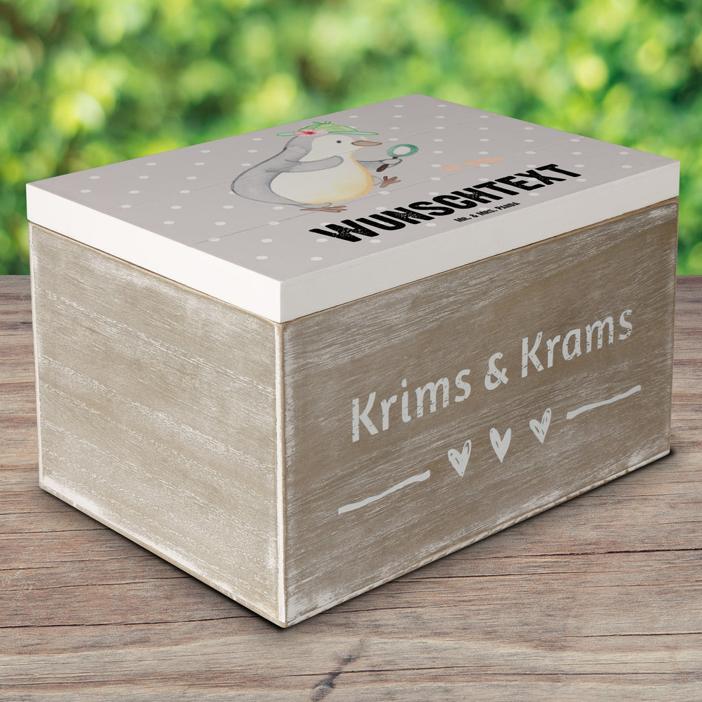 Personalisierte Holzkiste Detektivin Herz Holzkiste mit Namen, Kiste mit Namen, Schatzkiste mit Namen, Truhe mit Namen, Schatulle mit Namen, Erinnerungsbox mit Namen, Erinnerungskiste, mit Namen, Dekokiste mit Namen, Aufbewahrungsbox mit Namen, Holzkiste Personalisiert, Kiste Personalisiert, Schatzkiste Personalisiert, Truhe Personalisiert, Schatulle Personalisiert, Erinnerungsbox Personalisiert, Erinnerungskiste Personalisiert, Dekokiste Personalisiert, Aufbewahrungsbox Personalisiert, Geschenkbox personalisiert, GEschenkdose personalisiert, Beruf, Ausbildung, Jubiläum, Abschied, Rente, Kollege, Kollegin, Geschenk, Schenken, Arbeitskollege, Mitarbeiter, Firma, Danke, Dankeschön, Detektivin, Ermittlerin, Agentin, Privatdetektei, Berufsdetektivin, Wirtschaftsdetektei, Detektivausbildung, Spurensuche