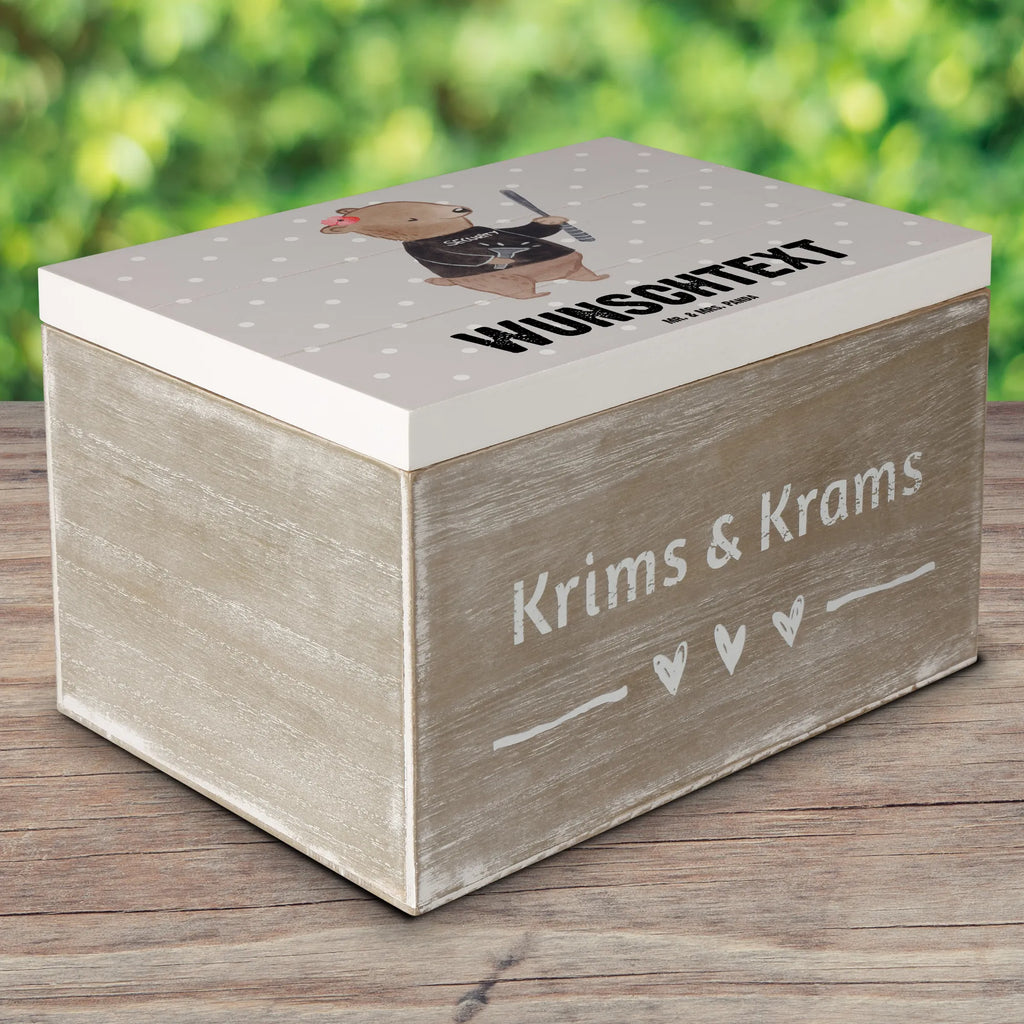 Personalisierte Holzkiste Security Mitarbeiterin mit Herz Holzkiste mit Namen, Kiste mit Namen, Schatzkiste mit Namen, Truhe mit Namen, Schatulle mit Namen, Erinnerungsbox mit Namen, Erinnerungskiste, mit Namen, Dekokiste mit Namen, Aufbewahrungsbox mit Namen, Holzkiste Personalisiert, Kiste Personalisiert, Schatzkiste Personalisiert, Truhe Personalisiert, Schatulle Personalisiert, Erinnerungsbox Personalisiert, Erinnerungskiste Personalisiert, Dekokiste Personalisiert, Aufbewahrungsbox Personalisiert, Geschenkbox personalisiert, GEschenkdose personalisiert, Beruf, Ausbildung, Jubiläum, Abschied, Rente, Kollege, Kollegin, Geschenk, Schenken, Arbeitskollege, Mitarbeiter, Firma, Danke, Dankeschön