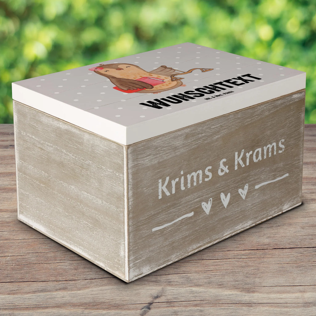 Personalisierte Holzkiste Juristin mit Herz Holzkiste mit Namen, Kiste mit Namen, Schatzkiste mit Namen, Truhe mit Namen, Schatulle mit Namen, Erinnerungsbox mit Namen, Erinnerungskiste, mit Namen, Dekokiste mit Namen, Aufbewahrungsbox mit Namen, Holzkiste Personalisiert, Kiste Personalisiert, Schatzkiste Personalisiert, Truhe Personalisiert, Schatulle Personalisiert, Erinnerungsbox Personalisiert, Erinnerungskiste Personalisiert, Dekokiste Personalisiert, Aufbewahrungsbox Personalisiert, Geschenkbox personalisiert, GEschenkdose personalisiert, Beruf, Ausbildung, Jubiläum, Abschied, Rente, Kollege, Kollegin, Geschenk, Schenken, Arbeitskollege, Mitarbeiter, Firma, Danke, Dankeschön, Juristin, Anwältin, Jura Studium, Master of laws, Staatsexamen, Jurastudent, Anwaltskanzlei