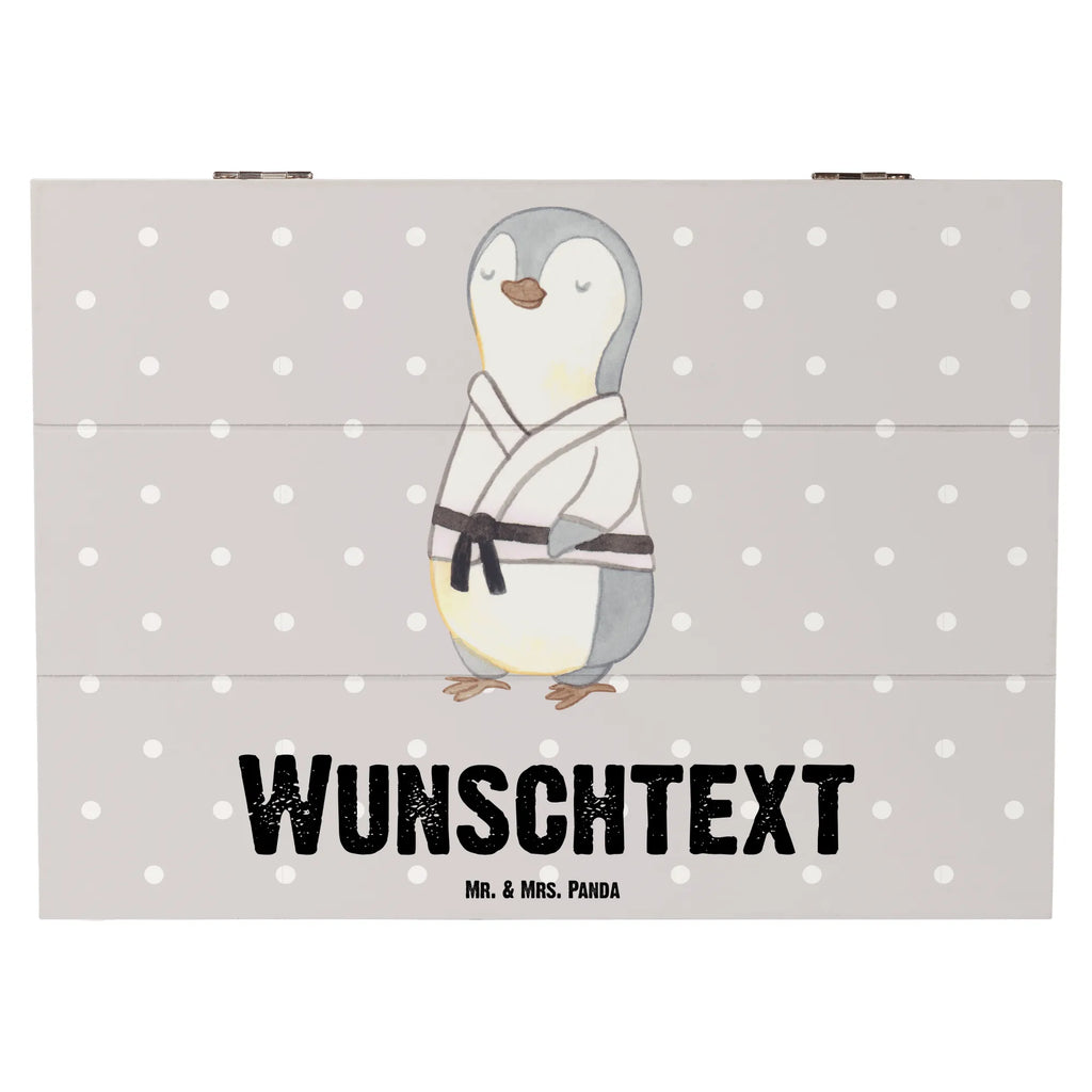 Personalisierte Holzkiste Pinguin Karate Holzkiste mit Namen, Kiste mit Namen, Schatzkiste mit Namen, Truhe mit Namen, Schatulle mit Namen, Erinnerungsbox mit Namen, Erinnerungskiste, mit Namen, Dekokiste mit Namen, Aufbewahrungsbox mit Namen, Holzkiste Personalisiert, Kiste Personalisiert, Schatzkiste Personalisiert, Truhe Personalisiert, Schatulle Personalisiert, Erinnerungsbox Personalisiert, Erinnerungskiste Personalisiert, Dekokiste Personalisiert, Aufbewahrungsbox Personalisiert, Geschenkbox personalisiert, GEschenkdose personalisiert, Geschenk, Sport, Sportart, Hobby, Schenken, Danke, Dankeschön, Auszeichnung, Gewinn, Sportler, Karate, Kampfsportart, Selbstverteidigung, Kampfkunst, Karate Verein