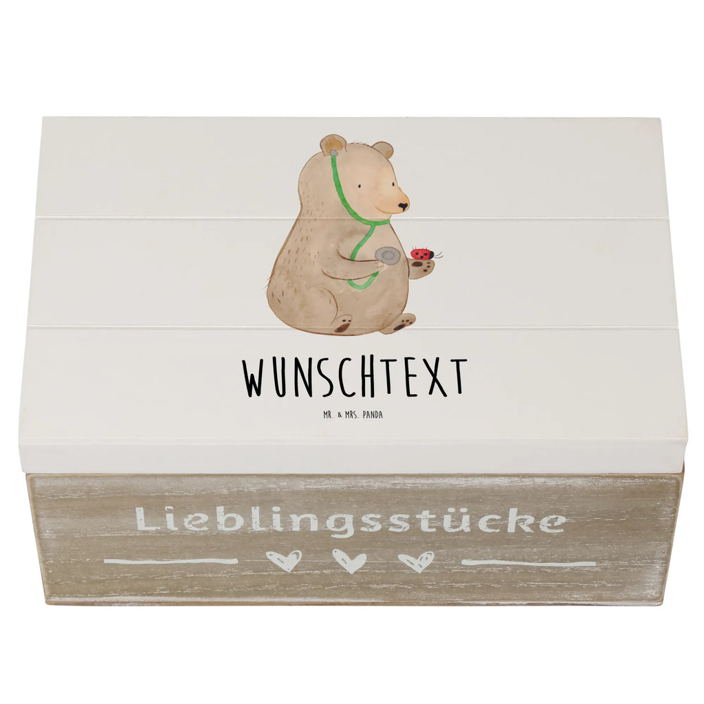 Personalisierte Holzkiste Bär Arzt Holzkiste mit Namen, Kiste mit Namen, Schatzkiste mit Namen, Truhe mit Namen, Schatulle mit Namen, Erinnerungsbox mit Namen, Erinnerungskiste, mit Namen, Dekokiste mit Namen, Aufbewahrungsbox mit Namen, Holzkiste Personalisiert, Kiste Personalisiert, Schatzkiste Personalisiert, Truhe Personalisiert, Schatulle Personalisiert, Erinnerungsbox Personalisiert, Erinnerungskiste Personalisiert, Dekokiste Personalisiert, Aufbewahrungsbox Personalisiert, Geschenkbox personalisiert, GEschenkdose personalisiert, Bär, Teddy, Teddybär, Arzt, Ärztin, Doktor, Professor, Doktorin, Professorin