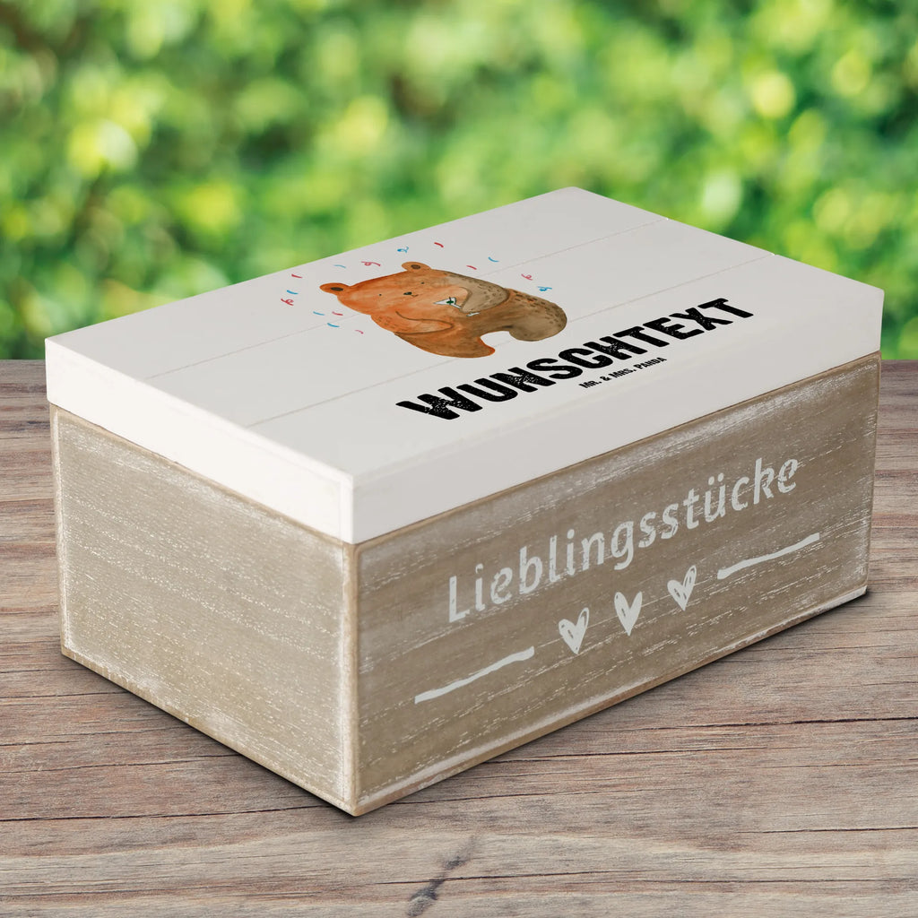 Personalisierte Holzkiste Bär Party Holzkiste mit Namen, Kiste mit Namen, Schatzkiste mit Namen, Truhe mit Namen, Schatulle mit Namen, Erinnerungsbox mit Namen, Erinnerungskiste, mit Namen, Dekokiste mit Namen, Aufbewahrungsbox mit Namen, Holzkiste Personalisiert, Kiste Personalisiert, Schatzkiste Personalisiert, Truhe Personalisiert, Schatulle Personalisiert, Erinnerungsbox Personalisiert, Erinnerungskiste Personalisiert, Dekokiste Personalisiert, Aufbewahrungsbox Personalisiert, Geschenkbox personalisiert, GEschenkdose personalisiert, Bär, Teddy, Teddybär, Geburtstag, Geburtstagsgeschenk, Geschenk, Party, Feiern, Abfeiern, Mitbringsel, Gute Laune, Lustig