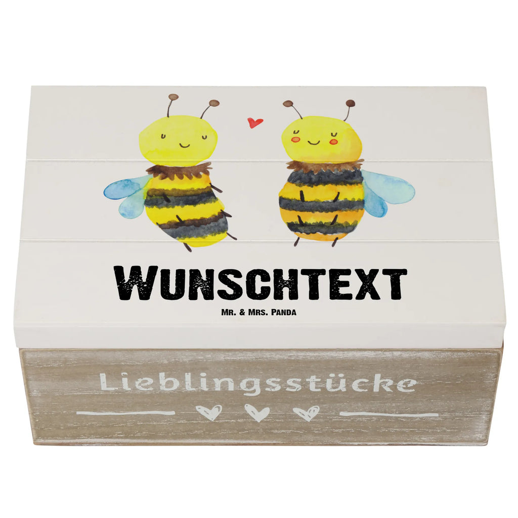 Personalisierte Holzkiste Biene Verliebt Holzkiste mit Namen, Kiste mit Namen, Schatzkiste mit Namen, Truhe mit Namen, Schatulle mit Namen, Erinnerungsbox mit Namen, Erinnerungskiste, mit Namen, Dekokiste mit Namen, Aufbewahrungsbox mit Namen, Holzkiste Personalisiert, Kiste Personalisiert, Schatzkiste Personalisiert, Truhe Personalisiert, Schatulle Personalisiert, Erinnerungsbox Personalisiert, Erinnerungskiste Personalisiert, Dekokiste Personalisiert, Aufbewahrungsbox Personalisiert, Geschenkbox personalisiert, GEschenkdose personalisiert, Biene, Wespe, Hummel