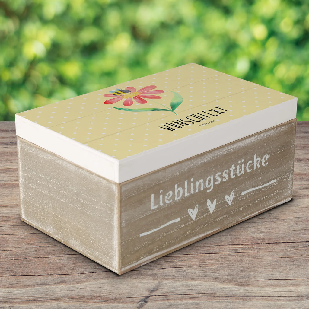 Personalisierte Holzkiste Hummel Blume Holzkiste mit Namen, Kiste mit Namen, Schatzkiste mit Namen, Truhe mit Namen, Schatulle mit Namen, Erinnerungsbox mit Namen, Erinnerungskiste, mit Namen, Dekokiste mit Namen, Aufbewahrungsbox mit Namen, Holzkiste Personalisiert, Kiste Personalisiert, Schatzkiste Personalisiert, Truhe Personalisiert, Schatulle Personalisiert, Erinnerungsbox Personalisiert, Erinnerungskiste Personalisiert, Dekokiste Personalisiert, Aufbewahrungsbox Personalisiert, Geschenkbox personalisiert, GEschenkdose personalisiert, Tiermotive, Gute Laune, lustige Sprüche, Tiere, Hummel, Blume, Wespe, Flauschig, Natur, Feld, Hummeln, Biene