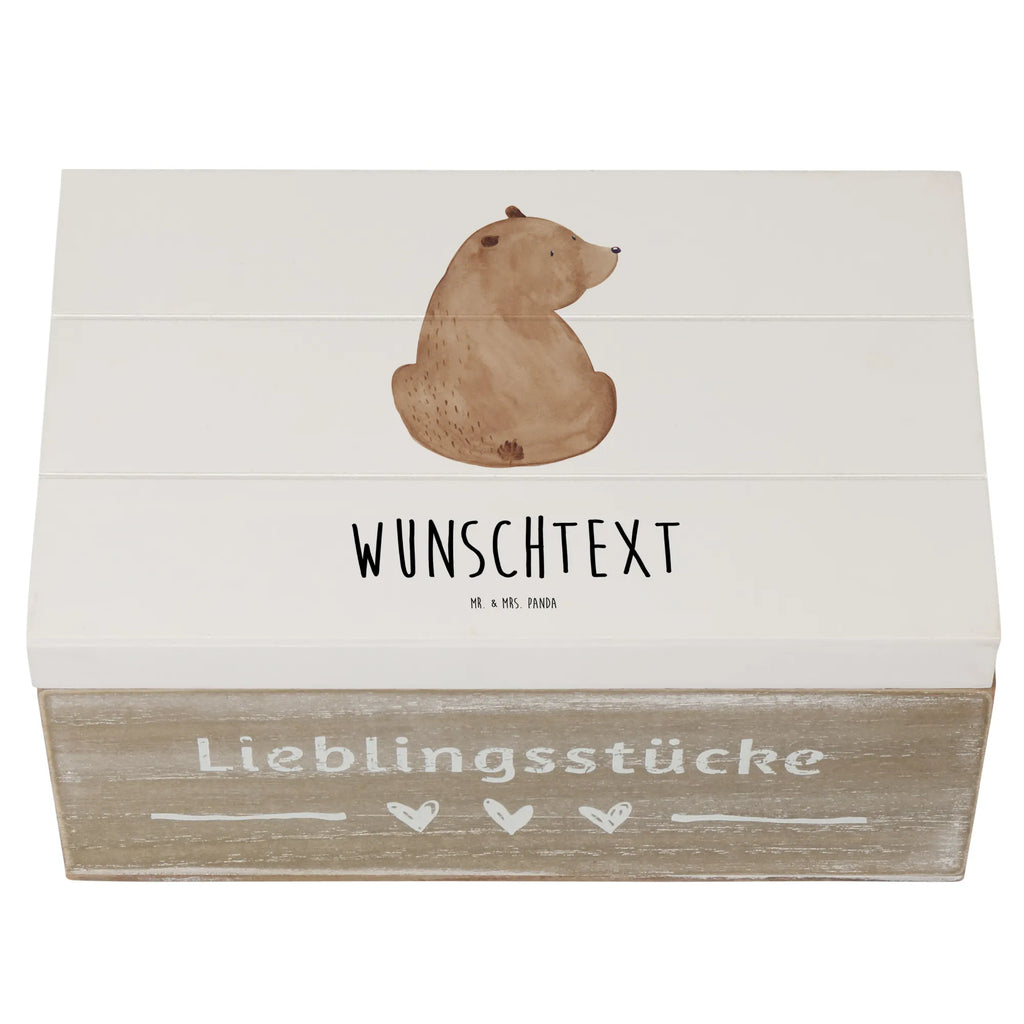 Personalisierte Holzkiste Bär Schulterblick Holzkiste mit Namen, Kiste mit Namen, Schatzkiste mit Namen, Truhe mit Namen, Schatulle mit Namen, Erinnerungsbox mit Namen, Erinnerungskiste, mit Namen, Dekokiste mit Namen, Aufbewahrungsbox mit Namen, Holzkiste Personalisiert, Kiste Personalisiert, Schatzkiste Personalisiert, Truhe Personalisiert, Schatulle Personalisiert, Erinnerungsbox Personalisiert, Erinnerungskiste Personalisiert, Dekokiste Personalisiert, Aufbewahrungsbox Personalisiert, Geschenkbox personalisiert, GEschenkdose personalisiert, Bär, Teddy, Teddybär, Selbstachtung, Weltansicht, Motivation, Bären, Bärenliebe, Weisheit