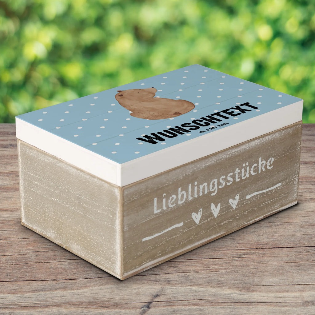 Personalisierte Holzkiste Bär Schulterblick Holzkiste mit Namen, Kiste mit Namen, Schatzkiste mit Namen, Truhe mit Namen, Schatulle mit Namen, Erinnerungsbox mit Namen, Erinnerungskiste, mit Namen, Dekokiste mit Namen, Aufbewahrungsbox mit Namen, Holzkiste Personalisiert, Kiste Personalisiert, Schatzkiste Personalisiert, Truhe Personalisiert, Schatulle Personalisiert, Erinnerungsbox Personalisiert, Erinnerungskiste Personalisiert, Dekokiste Personalisiert, Aufbewahrungsbox Personalisiert, Geschenkbox personalisiert, GEschenkdose personalisiert, Bär, Teddy, Teddybär, Selbstachtung, Weltansicht, Motivation, Bären, Bärenliebe, Weisheit