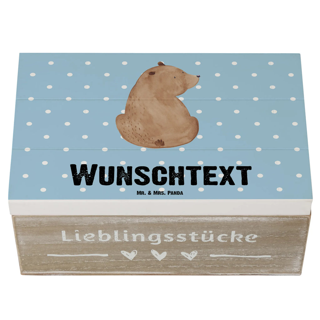 Personalisierte Holzkiste Bär Schulterblick Holzkiste mit Namen, Kiste mit Namen, Schatzkiste mit Namen, Truhe mit Namen, Schatulle mit Namen, Erinnerungsbox mit Namen, Erinnerungskiste, mit Namen, Dekokiste mit Namen, Aufbewahrungsbox mit Namen, Holzkiste Personalisiert, Kiste Personalisiert, Schatzkiste Personalisiert, Truhe Personalisiert, Schatulle Personalisiert, Erinnerungsbox Personalisiert, Erinnerungskiste Personalisiert, Dekokiste Personalisiert, Aufbewahrungsbox Personalisiert, Geschenkbox personalisiert, GEschenkdose personalisiert, Bär, Teddy, Teddybär, Selbstachtung, Weltansicht, Motivation, Bären, Bärenliebe, Weisheit