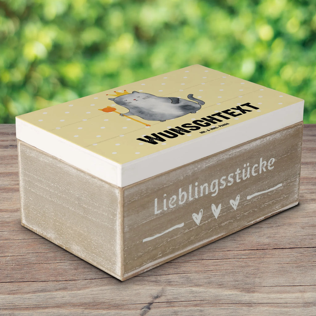 Personalisierte Holzkiste Katze König Holzkiste mit Namen, Kiste mit Namen, Schatzkiste mit Namen, Truhe mit Namen, Schatulle mit Namen, Erinnerungsbox mit Namen, Erinnerungskiste, mit Namen, Dekokiste mit Namen, Aufbewahrungsbox mit Namen, Holzkiste Personalisiert, Kiste Personalisiert, Schatzkiste Personalisiert, Truhe Personalisiert, Schatulle Personalisiert, Erinnerungsbox Personalisiert, Erinnerungskiste Personalisiert, Dekokiste Personalisiert, Aufbewahrungsbox Personalisiert, Geschenkbox personalisiert, GEschenkdose personalisiert, Katze, Katzenmotiv, Katzenfan, Katzendeko, Katzenfreund, Katzenliebhaber, Katzenprodukte, Katzenartikel, Katzenaccessoires, Katzensouvenirs, Katzenliebhaberprodukte, Katzenmotive, Katzen, Kater, Mietze, Cat, Cats, Katzenhalter, Katzenbesitzerin, Haustier, König, Königin, Queen, Familie, Mietzhaus, Wohnung, erste eigenen Wohnung, Umzug, Einzug