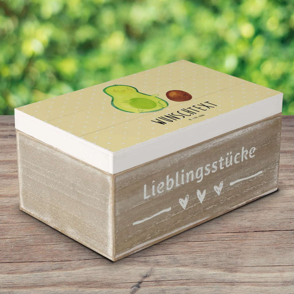 Personalisierte Holzkiste Avocado Kern rollt Holzkiste mit Namen, Kiste mit Namen, Schatzkiste mit Namen, Truhe mit Namen, Schatulle mit Namen, Erinnerungsbox mit Namen, Erinnerungskiste, mit Namen, Dekokiste mit Namen, Aufbewahrungsbox mit Namen, Holzkiste Personalisiert, Kiste Personalisiert, Schatzkiste Personalisiert, Truhe Personalisiert, Schatulle Personalisiert, Erinnerungsbox Personalisiert, Erinnerungskiste Personalisiert, Dekokiste Personalisiert, Aufbewahrungsbox Personalisiert, Geschenkbox personalisiert, GEschenkdose personalisiert, Avocado, Veggie, Vegan, Gesund, Avocados, Schwanger, Geburt, Geburtstag, Säugling, Kind, erstes Kind, zur Geburt, Schwangerschaft, Babyparty, Baby, große Liebe, Liebe, Love