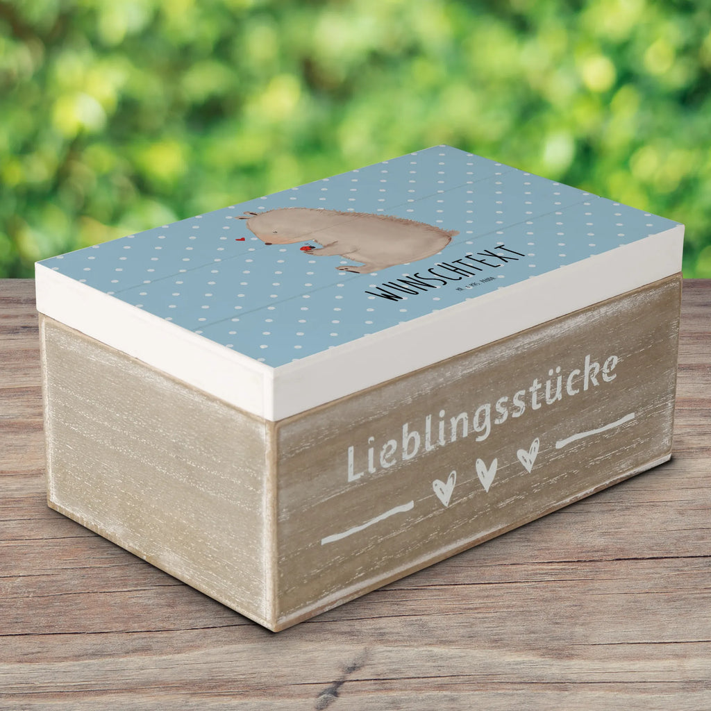 Personalisierte Holzkiste Bär Marienkäfer Holzkiste mit Namen, Kiste mit Namen, Schatzkiste mit Namen, Truhe mit Namen, Schatulle mit Namen, Erinnerungsbox mit Namen, Erinnerungskiste, mit Namen, Dekokiste mit Namen, Aufbewahrungsbox mit Namen, Holzkiste Personalisiert, Kiste Personalisiert, Schatzkiste Personalisiert, Truhe Personalisiert, Schatulle Personalisiert, Erinnerungsbox Personalisiert, Erinnerungskiste Personalisiert, Dekokiste Personalisiert, Aufbewahrungsbox Personalisiert, Geschenkbox personalisiert, GEschenkdose personalisiert, Bär, Teddy, Teddybär, Marienkäfer, Liebe, Freiheit, Motivation, Das Leben ist schön