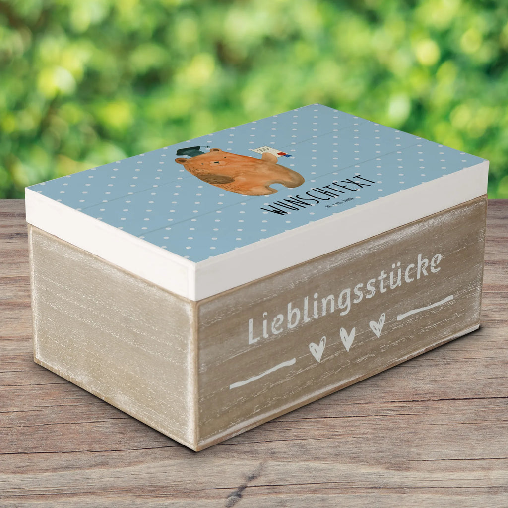 Personalisierte Holzkiste Bär Prüfung Holzkiste mit Namen, Kiste mit Namen, Schatzkiste mit Namen, Truhe mit Namen, Schatulle mit Namen, Erinnerungsbox mit Namen, Erinnerungskiste, mit Namen, Dekokiste mit Namen, Aufbewahrungsbox mit Namen, Holzkiste Personalisiert, Kiste Personalisiert, Schatzkiste Personalisiert, Truhe Personalisiert, Schatulle Personalisiert, Erinnerungsbox Personalisiert, Erinnerungskiste Personalisiert, Dekokiste Personalisiert, Aufbewahrungsbox Personalisiert, Geschenkbox personalisiert, GEschenkdose personalisiert, Bär, Teddy, Teddybär, Abitur, Prüfungen, Prüfung bestanden, Abschluss, Zeugnis, Abschlusszeugnis