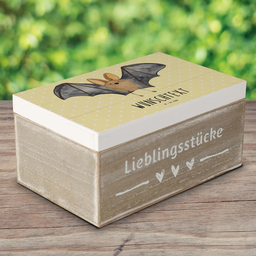 Personalisierte Holzkiste Fledermaus Flügel Holzkiste mit Namen, Kiste mit Namen, Schatzkiste mit Namen, Truhe mit Namen, Schatulle mit Namen, Erinnerungsbox mit Namen, Erinnerungskiste, mit Namen, Dekokiste mit Namen, Aufbewahrungsbox mit Namen, Holzkiste Personalisiert, Kiste Personalisiert, Schatzkiste Personalisiert, Truhe Personalisiert, Schatulle Personalisiert, Erinnerungsbox Personalisiert, Erinnerungskiste Personalisiert, Dekokiste Personalisiert, Aufbewahrungsbox Personalisiert, Geschenkbox personalisiert, GEschenkdose personalisiert, Tiermotive, Gute Laune, lustige Sprüche, Tiere