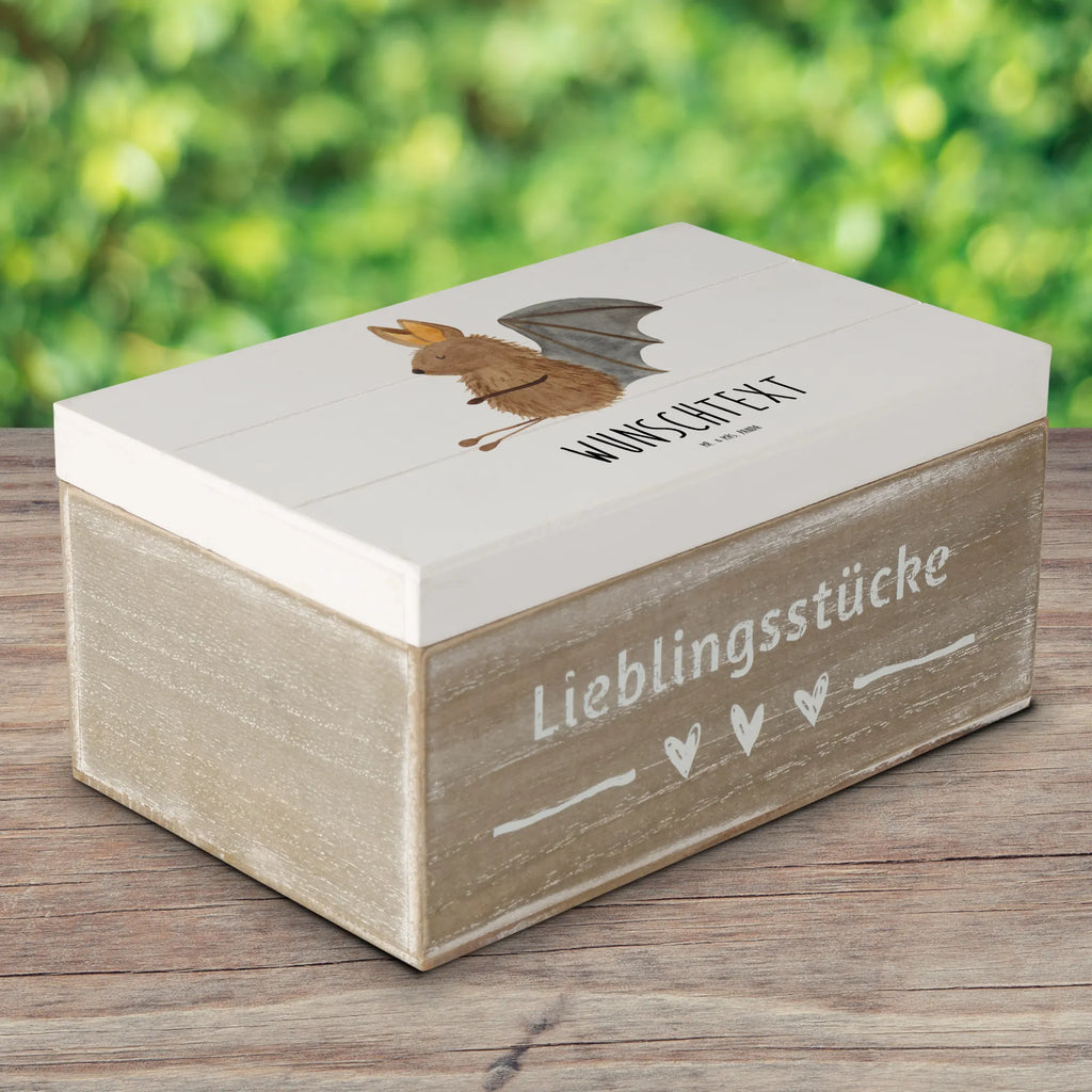 Personalisierte Holzkiste Fledermaus Sitzen Holzkiste mit Namen, Kiste mit Namen, Schatzkiste mit Namen, Truhe mit Namen, Schatulle mit Namen, Erinnerungsbox mit Namen, Erinnerungskiste, mit Namen, Dekokiste mit Namen, Aufbewahrungsbox mit Namen, Holzkiste Personalisiert, Kiste Personalisiert, Schatzkiste Personalisiert, Truhe Personalisiert, Schatulle Personalisiert, Erinnerungsbox Personalisiert, Erinnerungskiste Personalisiert, Dekokiste Personalisiert, Aufbewahrungsbox Personalisiert, Geschenkbox personalisiert, GEschenkdose personalisiert, Tiermotive, Gute Laune, lustige Sprüche, Tiere, Fledermaus, Fledermäuse, Motivation, entspannen