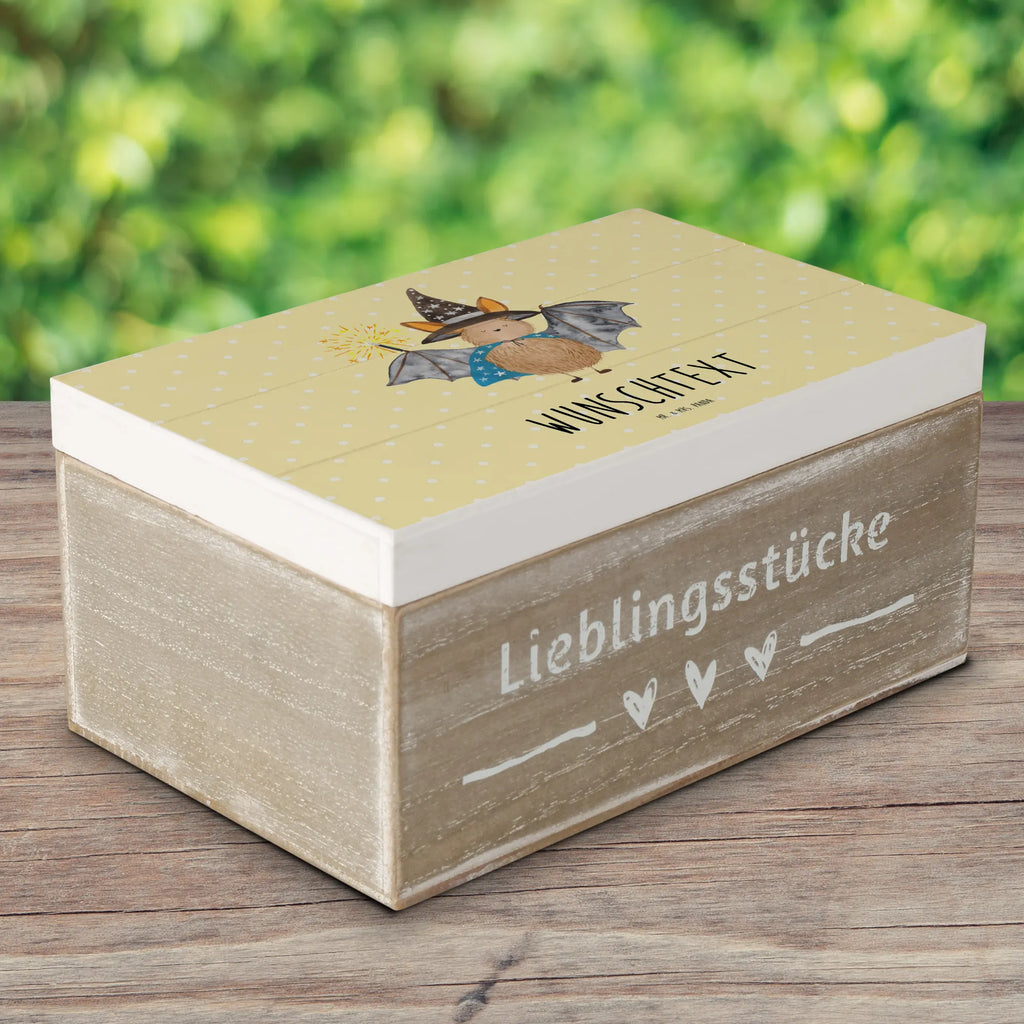 Personalisierte Holzkiste Fledermaus Zauberer Holzkiste mit Namen, Kiste mit Namen, Schatzkiste mit Namen, Truhe mit Namen, Schatulle mit Namen, Erinnerungsbox mit Namen, Erinnerungskiste, mit Namen, Dekokiste mit Namen, Aufbewahrungsbox mit Namen, Holzkiste Personalisiert, Kiste Personalisiert, Schatzkiste Personalisiert, Truhe Personalisiert, Schatulle Personalisiert, Erinnerungsbox Personalisiert, Erinnerungskiste Personalisiert, Dekokiste Personalisiert, Aufbewahrungsbox Personalisiert, Geschenkbox personalisiert, GEschenkdose personalisiert, Tiermotive, Gute Laune, lustige Sprüche, Tiere, Fledermaus, Fledermäuse, Zauberer, Magier, Frauen, reinsteigern