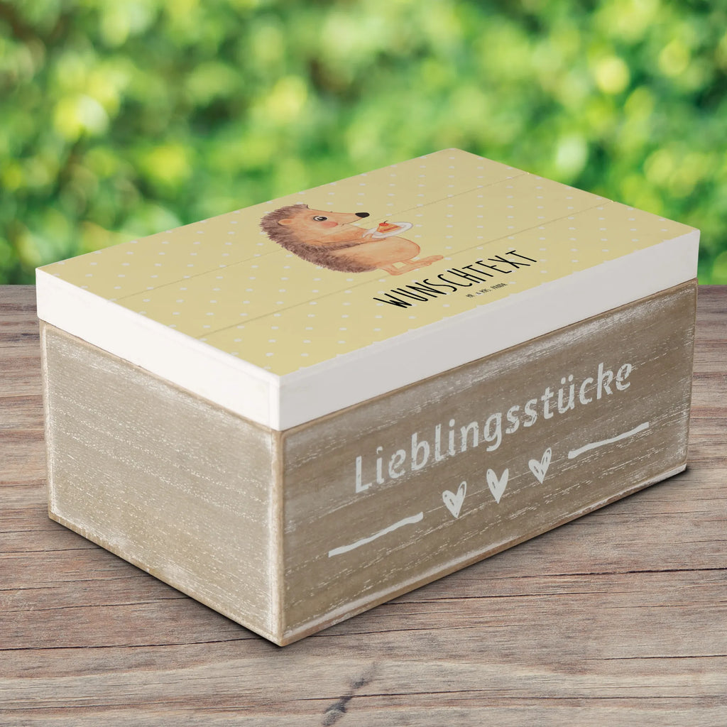 Personalisierte Holzkiste Igel Kuchenstück Holzkiste mit Namen, Kiste mit Namen, Schatzkiste mit Namen, Truhe mit Namen, Schatulle mit Namen, Erinnerungsbox mit Namen, Erinnerungskiste, mit Namen, Dekokiste mit Namen, Aufbewahrungsbox mit Namen, Holzkiste Personalisiert, Kiste Personalisiert, Schatzkiste Personalisiert, Truhe Personalisiert, Schatulle Personalisiert, Erinnerungsbox Personalisiert, Erinnerungskiste Personalisiert, Dekokiste Personalisiert, Aufbewahrungsbox Personalisiert, Geschenkbox personalisiert, GEschenkdose personalisiert, Tiermotive, Gute Laune, lustige Sprüche, Tiere, Igel, Essen Spruch, Kuchen, Backen Geschenk, Kuchen backen, Einladung Party, Geburtstagskuchen, Torte