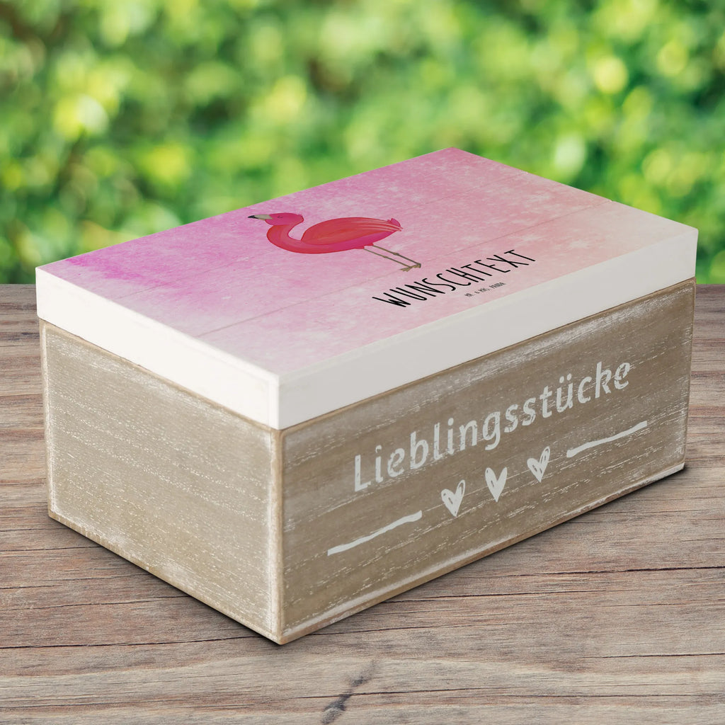 Personalisierte Holzkiste Flamingo stolz Holzkiste mit Namen, Kiste mit Namen, Schatzkiste mit Namen, Truhe mit Namen, Schatulle mit Namen, Erinnerungsbox mit Namen, Erinnerungskiste, mit Namen, Dekokiste mit Namen, Aufbewahrungsbox mit Namen, Holzkiste Personalisiert, Kiste Personalisiert, Schatzkiste Personalisiert, Truhe Personalisiert, Schatulle Personalisiert, Erinnerungsbox Personalisiert, Erinnerungskiste Personalisiert, Dekokiste Personalisiert, Aufbewahrungsbox Personalisiert, Geschenkbox personalisiert, GEschenkdose personalisiert, Flamingo, stolz, Freude, Selbstliebe, Selbstakzeptanz, Freundin, beste Freundin, Tochter, Mama, Schwester