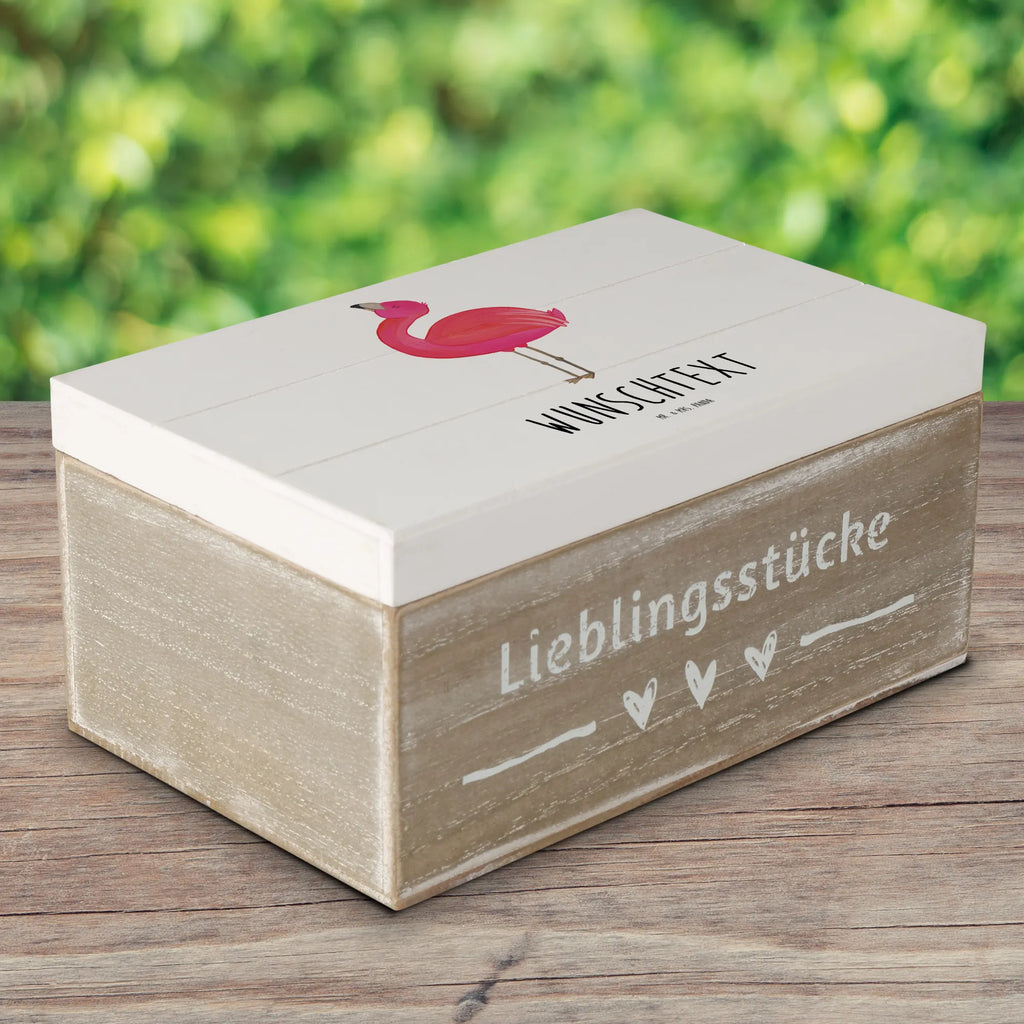 Personalisierte Holzkiste Flamingo stolz Holzkiste mit Namen, Kiste mit Namen, Schatzkiste mit Namen, Truhe mit Namen, Schatulle mit Namen, Erinnerungsbox mit Namen, Erinnerungskiste, mit Namen, Dekokiste mit Namen, Aufbewahrungsbox mit Namen, Holzkiste Personalisiert, Kiste Personalisiert, Schatzkiste Personalisiert, Truhe Personalisiert, Schatulle Personalisiert, Erinnerungsbox Personalisiert, Erinnerungskiste Personalisiert, Dekokiste Personalisiert, Aufbewahrungsbox Personalisiert, Geschenkbox personalisiert, GEschenkdose personalisiert, Flamingo, stolz, Freude, Selbstliebe, Selbstakzeptanz, Freundin, beste Freundin, Tochter, Mama, Schwester