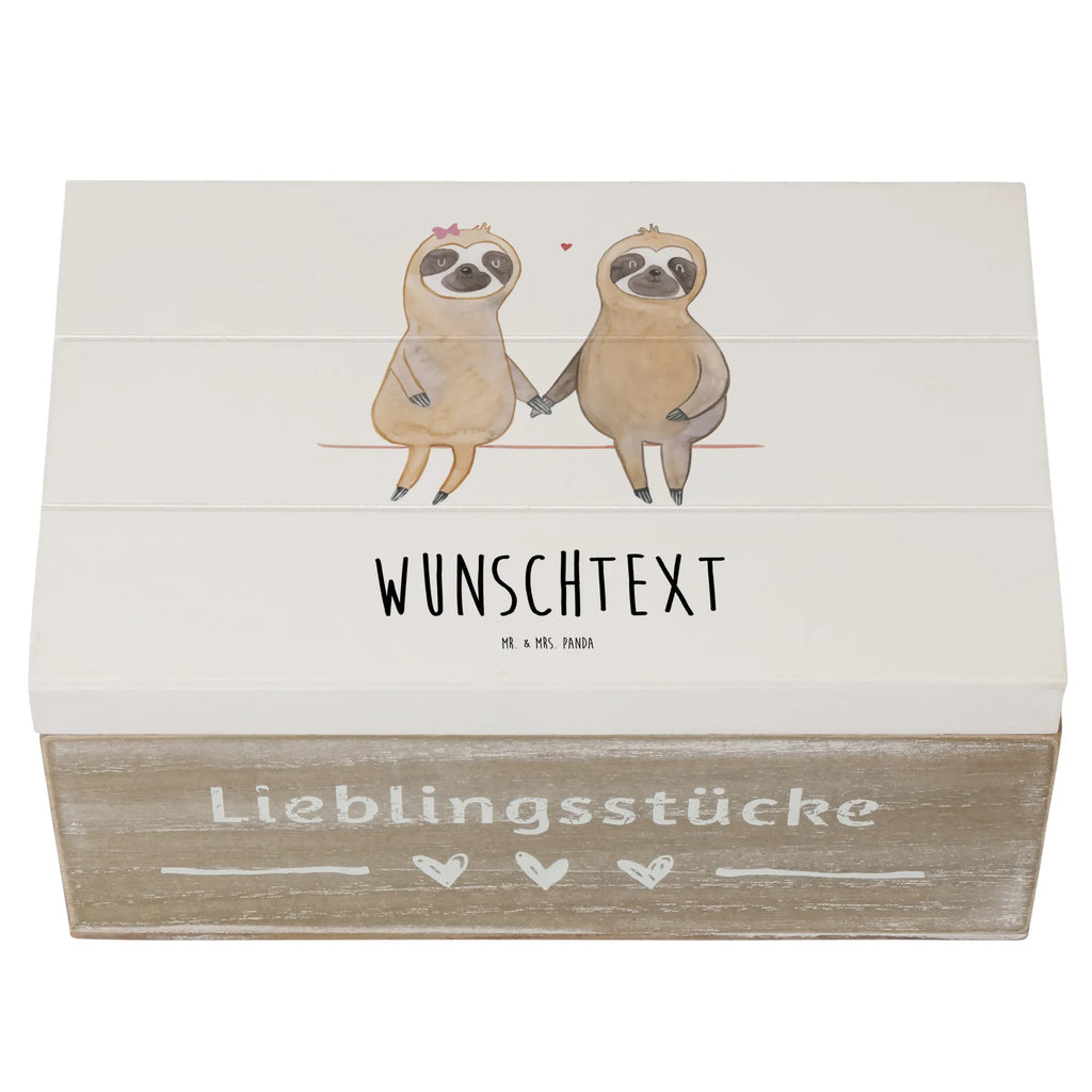 Personalisierte Holzkiste Faultier Pärchen Holzkiste mit Namen, Kiste mit Namen, Schatzkiste mit Namen, Truhe mit Namen, Schatulle mit Namen, Erinnerungsbox mit Namen, Erinnerungskiste, mit Namen, Dekokiste mit Namen, Aufbewahrungsbox mit Namen, Holzkiste Personalisiert, Kiste Personalisiert, Schatzkiste Personalisiert, Truhe Personalisiert, Schatulle Personalisiert, Erinnerungsbox Personalisiert, Erinnerungskiste Personalisiert, Dekokiste Personalisiert, Aufbewahrungsbox Personalisiert, Geschenkbox personalisiert, GEschenkdose personalisiert, Faultier, Faultier Geschenk, Faultier Deko, Faultiere, faul, Lieblingstier, Liebe, Liebespaar, Faultierliebe, Faultierpärchen, verliebt, verlobt, gemeinsam, relaxen, Pärchen, Beziehung, Langsamkeit