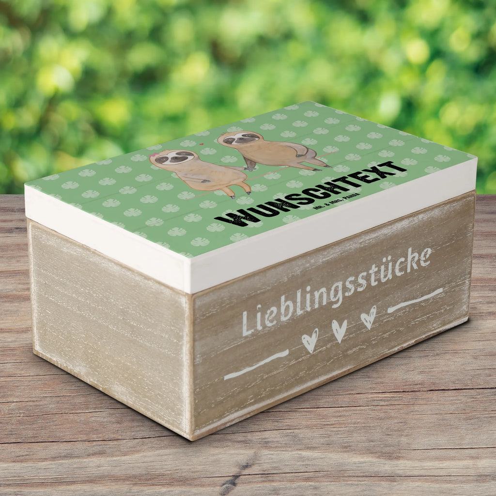 Personalisierte Holzkiste Faultier Pärchen Holzkiste mit Namen, Kiste mit Namen, Schatzkiste mit Namen, Truhe mit Namen, Schatulle mit Namen, Erinnerungsbox mit Namen, Erinnerungskiste, mit Namen, Dekokiste mit Namen, Aufbewahrungsbox mit Namen, Holzkiste Personalisiert, Kiste Personalisiert, Schatzkiste Personalisiert, Truhe Personalisiert, Schatulle Personalisiert, Erinnerungsbox Personalisiert, Erinnerungskiste Personalisiert, Dekokiste Personalisiert, Aufbewahrungsbox Personalisiert, Geschenkbox personalisiert, GEschenkdose personalisiert, Faultier, Faultier Geschenk, Faultier Deko, Faultiere, faul, Lieblingstier, Liebe, Liebespaar, Faultierliebe, Faultierpärchen, verliebt, verlobt, gemeinsam, relaxen, Pärchen, Beziehung, Langsamkeit