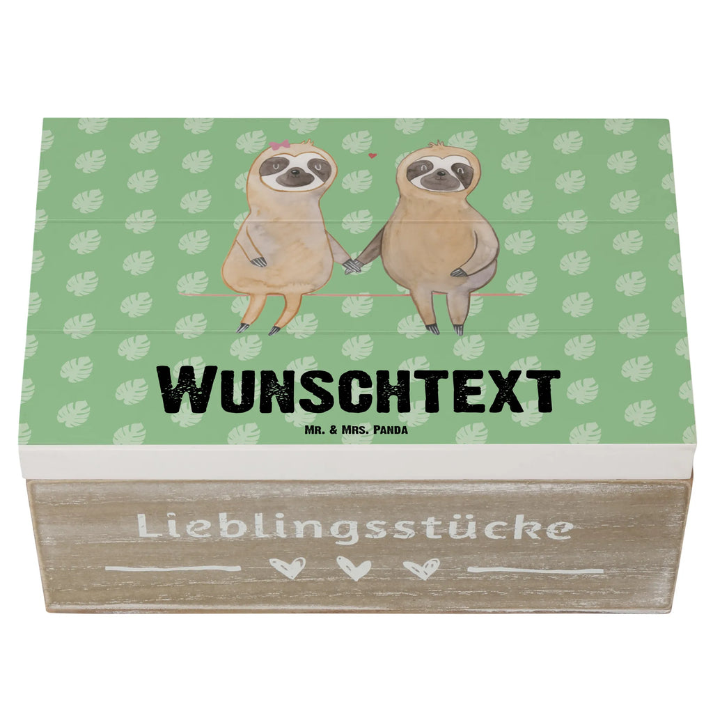 Personalisierte Holzkiste Faultier Pärchen Holzkiste mit Namen, Kiste mit Namen, Schatzkiste mit Namen, Truhe mit Namen, Schatulle mit Namen, Erinnerungsbox mit Namen, Erinnerungskiste, mit Namen, Dekokiste mit Namen, Aufbewahrungsbox mit Namen, Holzkiste Personalisiert, Kiste Personalisiert, Schatzkiste Personalisiert, Truhe Personalisiert, Schatulle Personalisiert, Erinnerungsbox Personalisiert, Erinnerungskiste Personalisiert, Dekokiste Personalisiert, Aufbewahrungsbox Personalisiert, Geschenkbox personalisiert, GEschenkdose personalisiert, Faultier, Faultier Geschenk, Faultier Deko, Faultiere, faul, Lieblingstier, Liebe, Liebespaar, Faultierliebe, Faultierpärchen, verliebt, verlobt, gemeinsam, relaxen, Pärchen, Beziehung, Langsamkeit