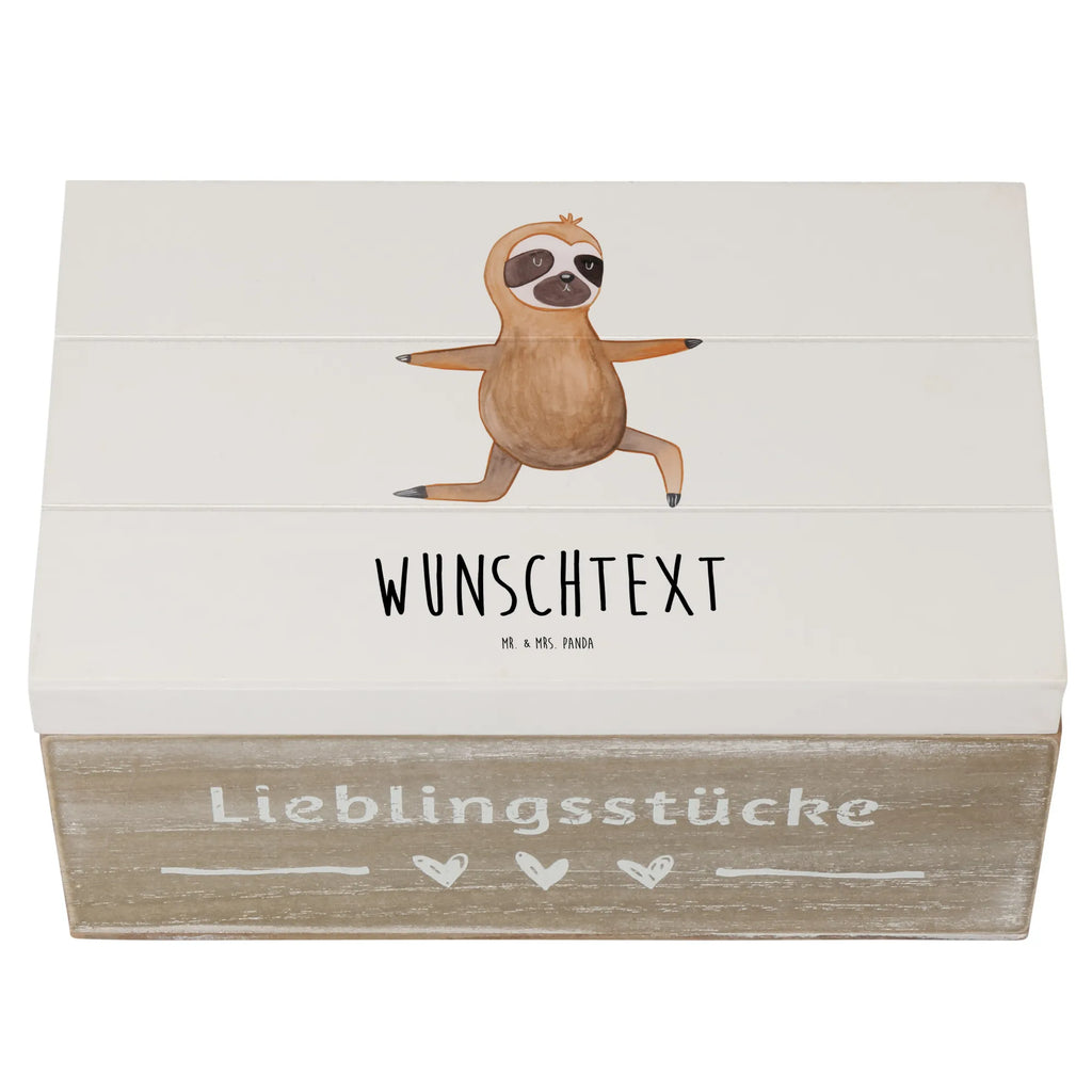 Personalisierte Holzkiste Faultier Yoga Holzkiste mit Namen, Kiste mit Namen, Schatzkiste mit Namen, Truhe mit Namen, Schatulle mit Namen, Erinnerungsbox mit Namen, Erinnerungskiste, mit Namen, Dekokiste mit Namen, Aufbewahrungsbox mit Namen, Holzkiste Personalisiert, Kiste Personalisiert, Schatzkiste Personalisiert, Truhe Personalisiert, Schatulle Personalisiert, Erinnerungsbox Personalisiert, Erinnerungskiste Personalisiert, Dekokiste Personalisiert, Aufbewahrungsbox Personalisiert, Geschenkbox personalisiert, GEschenkdose personalisiert, Faultier, Faultier Geschenk, Faultier Deko, Faultiere, faul, Lieblingstier, Yoga, Namaste, Krieger, Yogaübungen, Meditation, Atmung, Gelassenheit, Entspannung