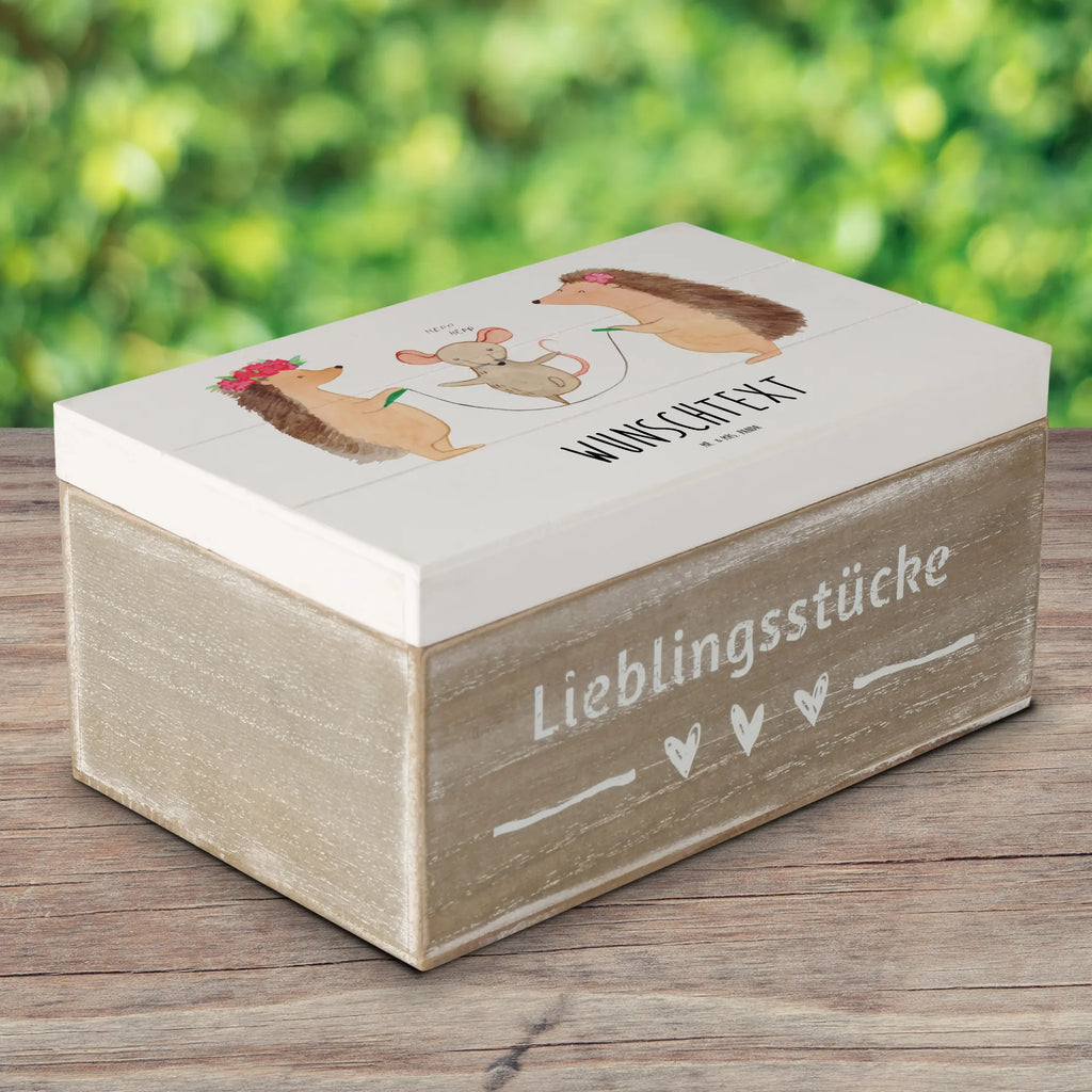 Personalisierte Holzkiste Igel Seilhüpfen Holzkiste mit Namen, Kiste mit Namen, Schatzkiste mit Namen, Truhe mit Namen, Schatulle mit Namen, Erinnerungsbox mit Namen, Erinnerungskiste, mit Namen, Dekokiste mit Namen, Aufbewahrungsbox mit Namen, Holzkiste Personalisiert, Kiste Personalisiert, Schatzkiste Personalisiert, Truhe Personalisiert, Schatulle Personalisiert, Erinnerungsbox Personalisiert, Erinnerungskiste Personalisiert, Dekokiste Personalisiert, Aufbewahrungsbox Personalisiert, Geschenkbox personalisiert, GEschenkdose personalisiert, Tiermotive, Gute Laune, lustige Sprüche, Tiere, Igel, Maus, Seilspringen, Seilhüpfen, Kinder, Kindergarten