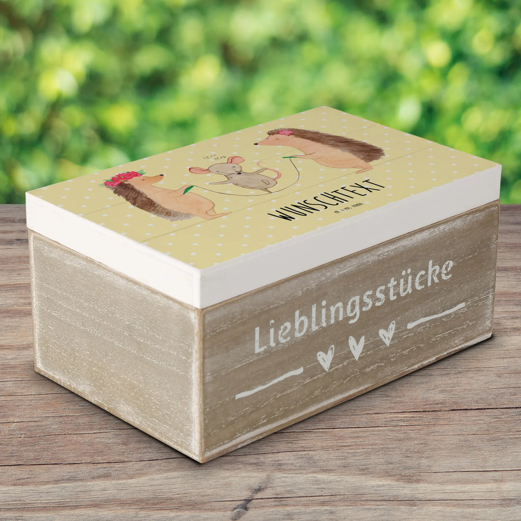 Personalisierte Holzkiste Igel Seilhüpfen Holzkiste mit Namen, Kiste mit Namen, Schatzkiste mit Namen, Truhe mit Namen, Schatulle mit Namen, Erinnerungsbox mit Namen, Erinnerungskiste, mit Namen, Dekokiste mit Namen, Aufbewahrungsbox mit Namen, Holzkiste Personalisiert, Kiste Personalisiert, Schatzkiste Personalisiert, Truhe Personalisiert, Schatulle Personalisiert, Erinnerungsbox Personalisiert, Erinnerungskiste Personalisiert, Dekokiste Personalisiert, Aufbewahrungsbox Personalisiert, Geschenkbox personalisiert, GEschenkdose personalisiert, Tiermotive, Gute Laune, lustige Sprüche, Tiere, Igel, Maus, Seilspringen, Seilhüpfen, Kinder, Kindergarten