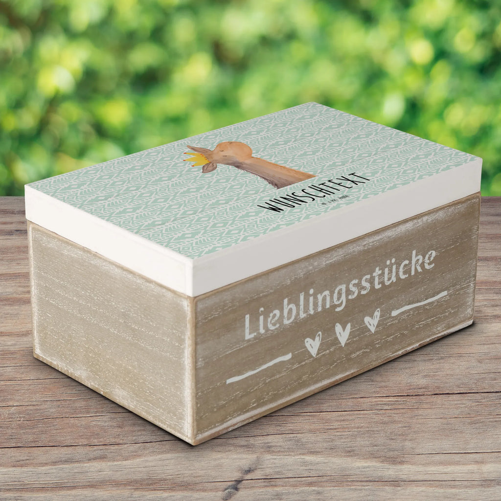 Personalisierte Holzkiste Lamakopf König Holzkiste mit Namen, Kiste mit Namen, Schatzkiste mit Namen, Truhe mit Namen, Schatulle mit Namen, Erinnerungsbox mit Namen, Erinnerungskiste, mit Namen, Dekokiste mit Namen, Aufbewahrungsbox mit Namen, Holzkiste Personalisiert, Kiste Personalisiert, Schatzkiste Personalisiert, Truhe Personalisiert, Schatulle Personalisiert, Erinnerungsbox Personalisiert, Erinnerungskiste Personalisiert, Dekokiste Personalisiert, Aufbewahrungsbox Personalisiert, Geschenkbox personalisiert, GEschenkdose personalisiert, Lama, Alpaka, Lamas, König, Königin, Freundin, Mama, Papa, Büro Kollege, Kollegin, Chef, Vorgesetzter, Abi, Abitur