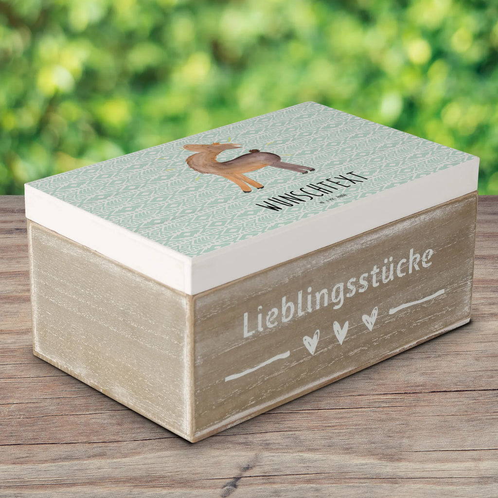 Personalisierte Holzkiste Lama Stolz Holzkiste mit Namen, Kiste mit Namen, Schatzkiste mit Namen, Truhe mit Namen, Schatulle mit Namen, Erinnerungsbox mit Namen, Erinnerungskiste, mit Namen, Dekokiste mit Namen, Aufbewahrungsbox mit Namen, Holzkiste Personalisiert, Kiste Personalisiert, Schatzkiste Personalisiert, Truhe Personalisiert, Schatulle Personalisiert, Erinnerungsbox Personalisiert, Erinnerungskiste Personalisiert, Dekokiste Personalisiert, Aufbewahrungsbox Personalisiert, Geschenkbox personalisiert, GEschenkdose personalisiert, Lama, Alpaka, Lamas, Außenseiter, Anders, Neustart, stolz, Hippie, Freundin, Freundinnen, beste Freundin, Kumpel, Familie, Family