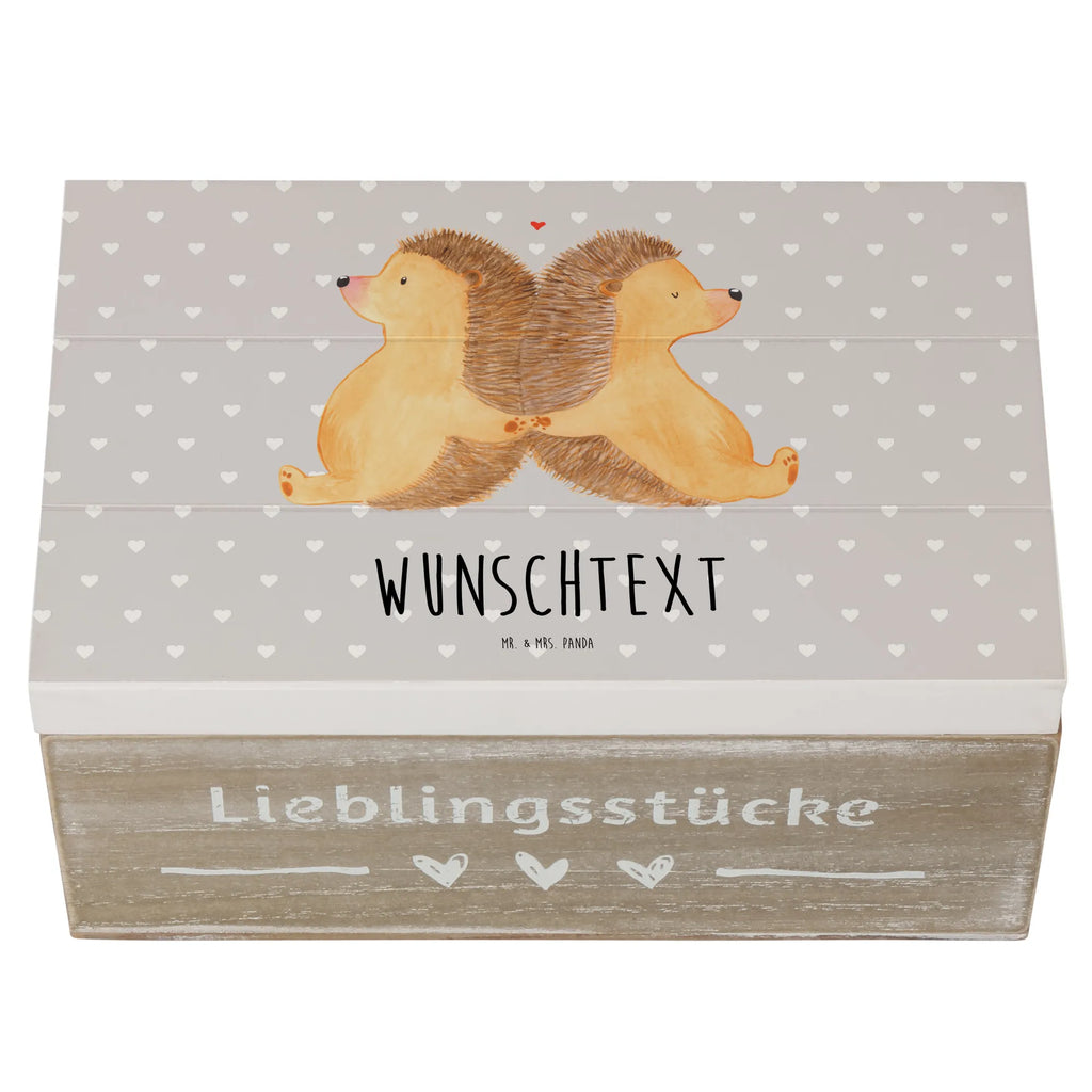 Personalisierte Holzkiste Igel händchenhaltend Holzkiste mit Namen, Kiste mit Namen, Schatzkiste mit Namen, Truhe mit Namen, Schatulle mit Namen, Erinnerungsbox mit Namen, Erinnerungskiste, mit Namen, Dekokiste mit Namen, Aufbewahrungsbox mit Namen, Holzkiste Personalisiert, Kiste Personalisiert, Schatzkiste Personalisiert, Truhe Personalisiert, Schatulle Personalisiert, Erinnerungsbox Personalisiert, Erinnerungskiste Personalisiert, Dekokiste Personalisiert, Aufbewahrungsbox Personalisiert, Geschenkbox personalisiert, GEschenkdose personalisiert, Liebe, Partner, Freund, Freundin, Ehemann, Ehefrau, Heiraten, Verlobung, Heiratsantrag, Liebesgeschenk, Jahrestag, Hocheitstag, Igel, Igelliebe, Hand in Hand, Liebesbeweis, große Liebe, Liebesbotschaft, Hochzeit, Lieblingsmensch, Gemeinsamkeit, Love, Geschenk für zwei