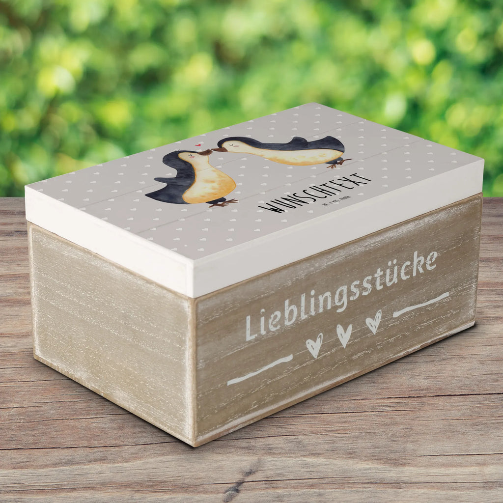 Personalisierte Holzkiste Pinguin Liebe Holzkiste mit Namen, Kiste mit Namen, Schatzkiste mit Namen, Truhe mit Namen, Schatulle mit Namen, Erinnerungsbox mit Namen, Erinnerungskiste, mit Namen, Dekokiste mit Namen, Aufbewahrungsbox mit Namen, Holzkiste Personalisiert, Kiste Personalisiert, Schatzkiste Personalisiert, Truhe Personalisiert, Schatulle Personalisiert, Erinnerungsbox Personalisiert, Erinnerungskiste Personalisiert, Dekokiste Personalisiert, Aufbewahrungsbox Personalisiert, Geschenkbox personalisiert, GEschenkdose personalisiert, Liebe, Partner, Freund, Freundin, Ehemann, Ehefrau, Heiraten, Verlobung, Heiratsantrag, Liebesgeschenk, Jahrestag, Hocheitstag, Pinguin, Pinguine, Pinguin Paar, Pinguinpaar, Pinguin Liebe, Paar, Pärchen. Liebespaar, Liebesbeweis, Liebesspruch, Hochzeitstag, Geschenk Freund, Geschenk Freundin, Verlobte, Verlobter, Love, Geschenk Hochzeitstag, Geschenkidee, Hochzeit, Gastgeschenk