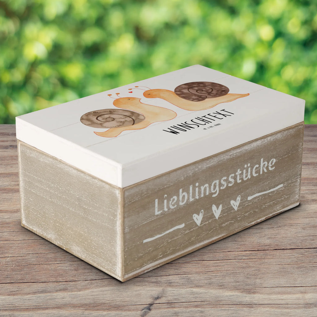 Personalisierte Holzkiste Schnecken Liebe Holzkiste mit Namen, Kiste mit Namen, Schatzkiste mit Namen, Truhe mit Namen, Schatulle mit Namen, Erinnerungsbox mit Namen, Erinnerungskiste, mit Namen, Dekokiste mit Namen, Aufbewahrungsbox mit Namen, Holzkiste Personalisiert, Kiste Personalisiert, Schatzkiste Personalisiert, Truhe Personalisiert, Schatulle Personalisiert, Erinnerungsbox Personalisiert, Erinnerungskiste Personalisiert, Dekokiste Personalisiert, Aufbewahrungsbox Personalisiert, Geschenkbox personalisiert, GEschenkdose personalisiert, Liebe, Partner, Freund, Freundin, Ehemann, Ehefrau, Heiraten, Verlobung, Heiratsantrag, Liebesgeschenk, Jahrestag, Hocheitstag